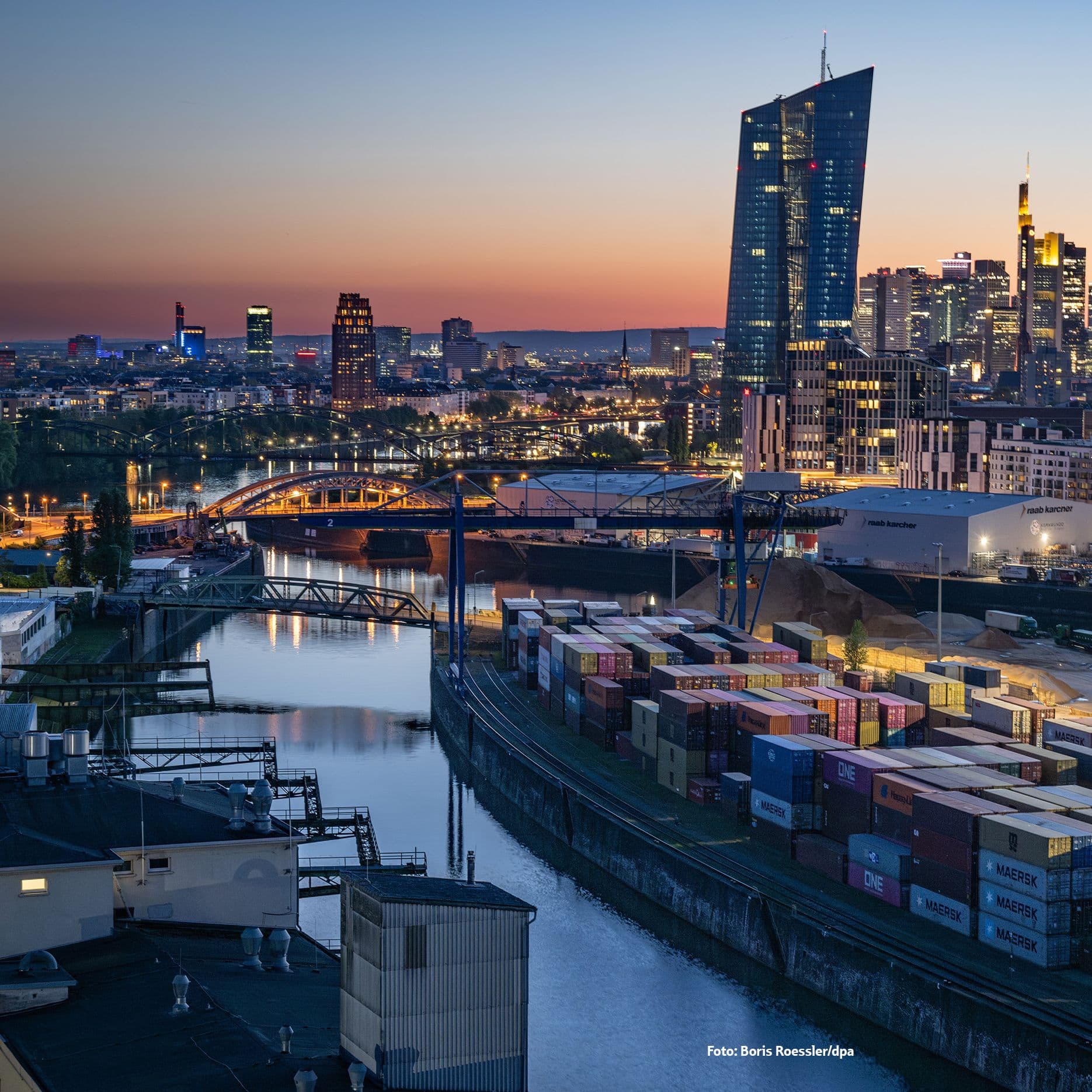 Bankenskyline von Frankfurt. Im Mittelpunkt die EZB.