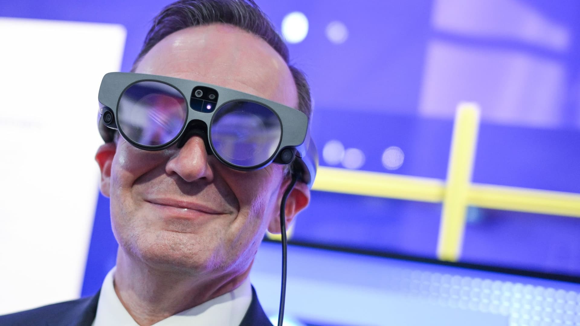 Bundesminister Wissing bei der Eröffnung eines KI-Zenrums. Er trägt eine KI-Brille.