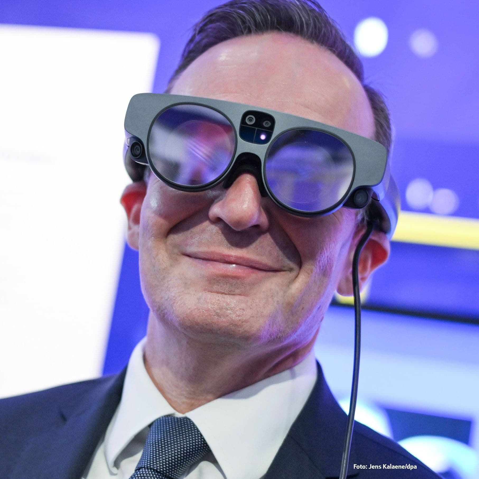 Bundesminister Wissing bei der Eröffnung eines KI-Zenrums. Er trägt eine KI-Brille.
