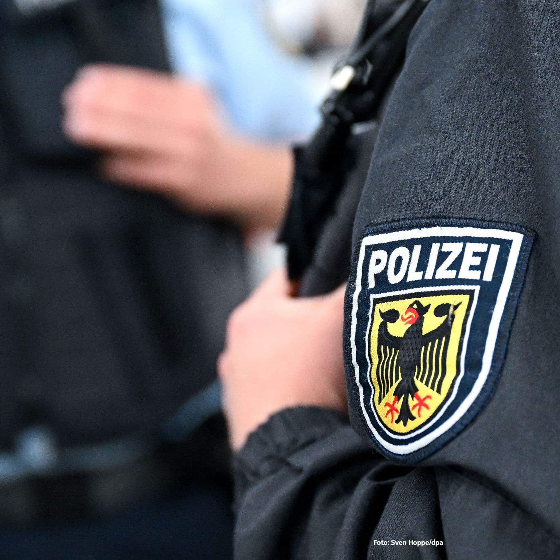 Ein Arm mit dem Wappen der Bundespolizei