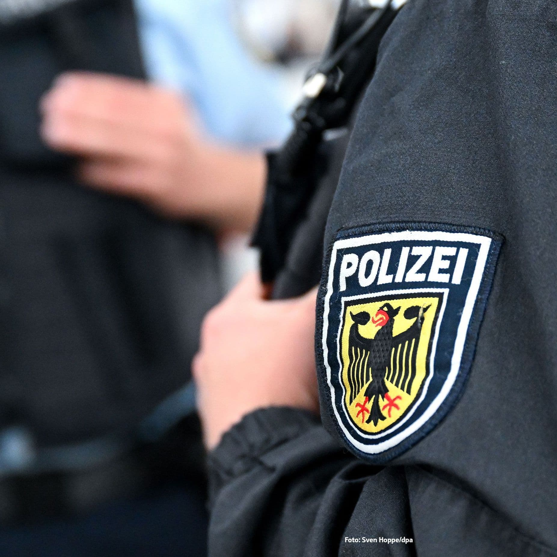 Ein Arm mit dem Wappen der Bundespolizei