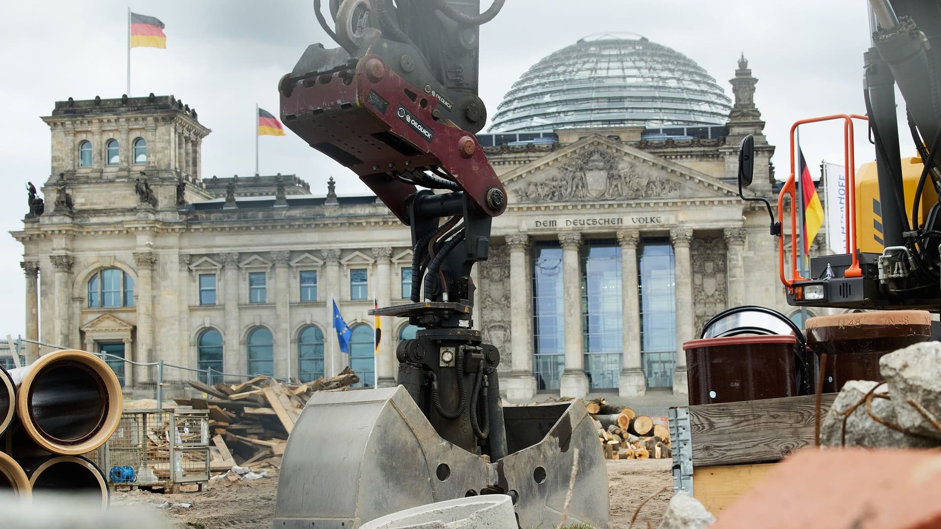 Ein Bagger vorm Bundestag.