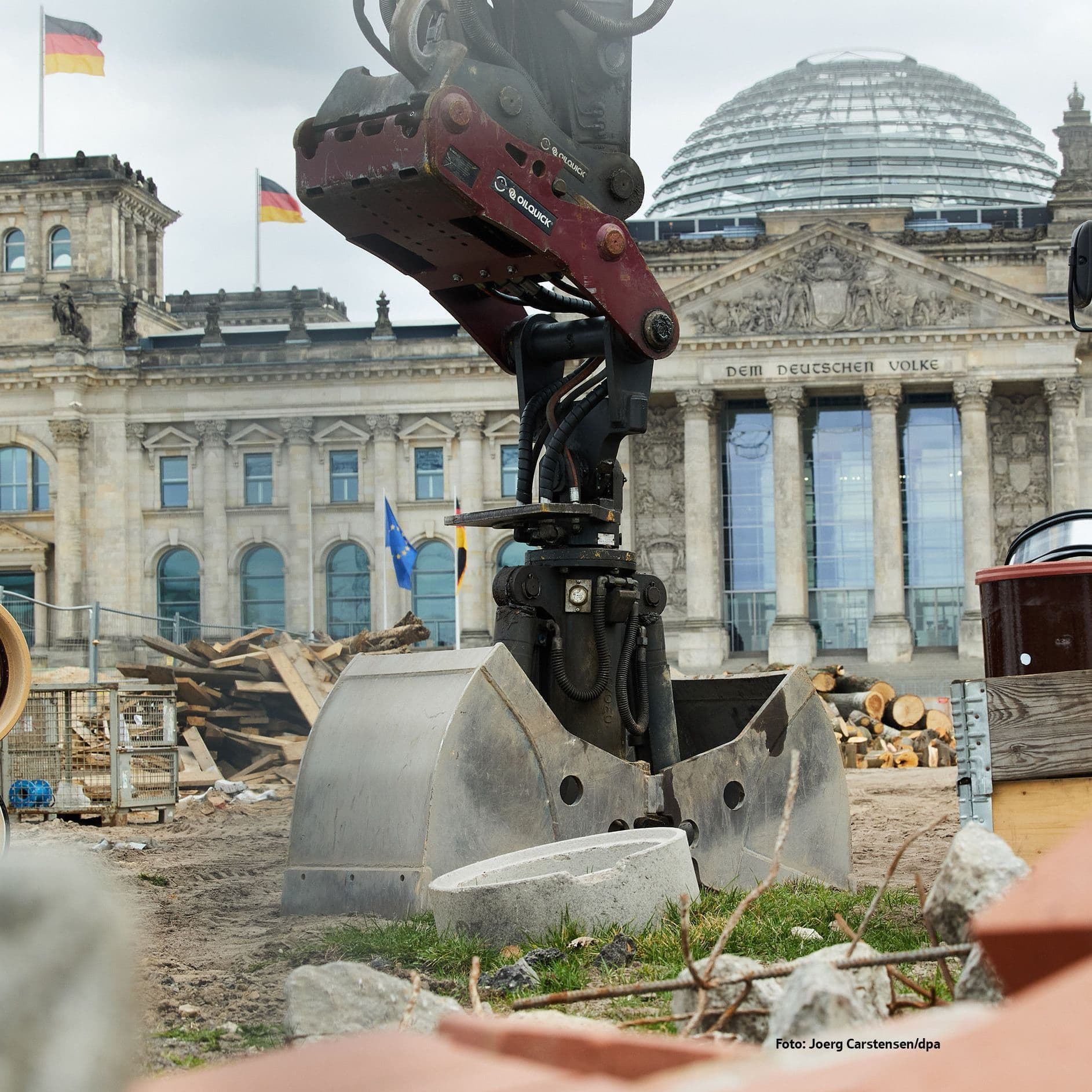 Ein Bagger vorm Bundestag.