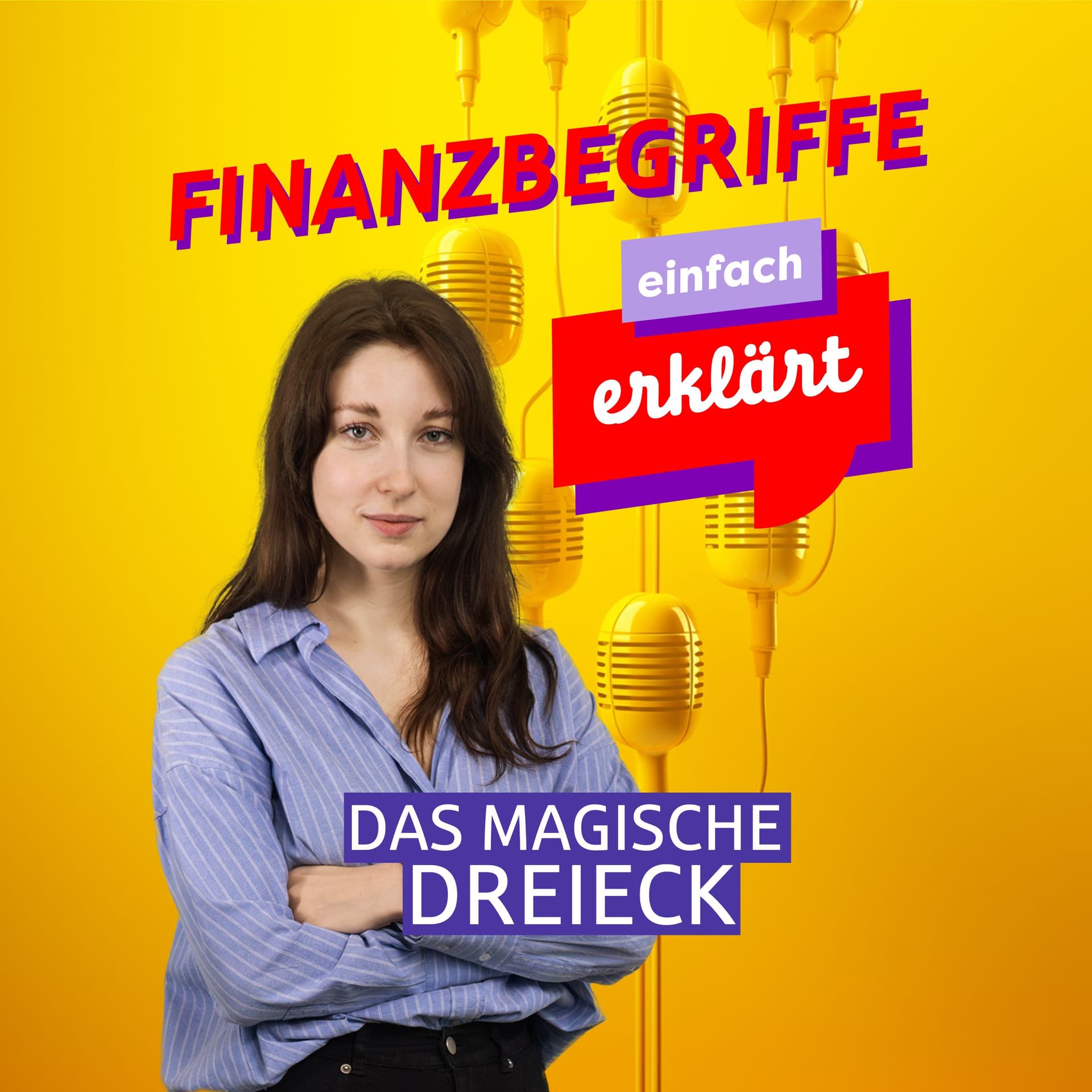 Eine junge Frau mit langen dunkelblonden Haaren zeigt drei Finger und lächelt vor einem gelben Hintergrund mit Dreiecken in die Kamera.