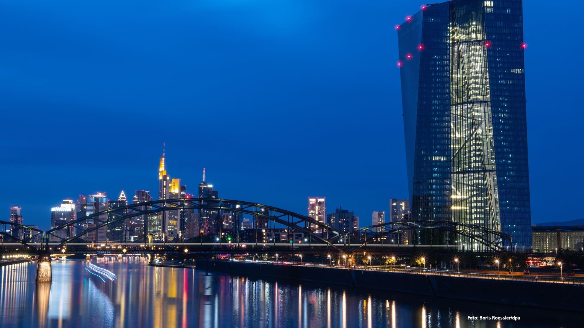Blick auf Frankfurt. Im rechten Bildteil ist die EZB zu sehen.