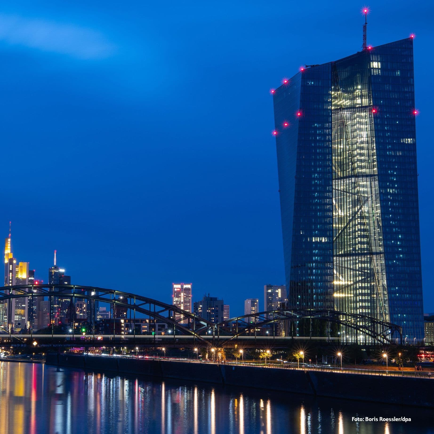 Blick auf Frankfurt. Im rechten Bildteil ist die EZB zu sehen.