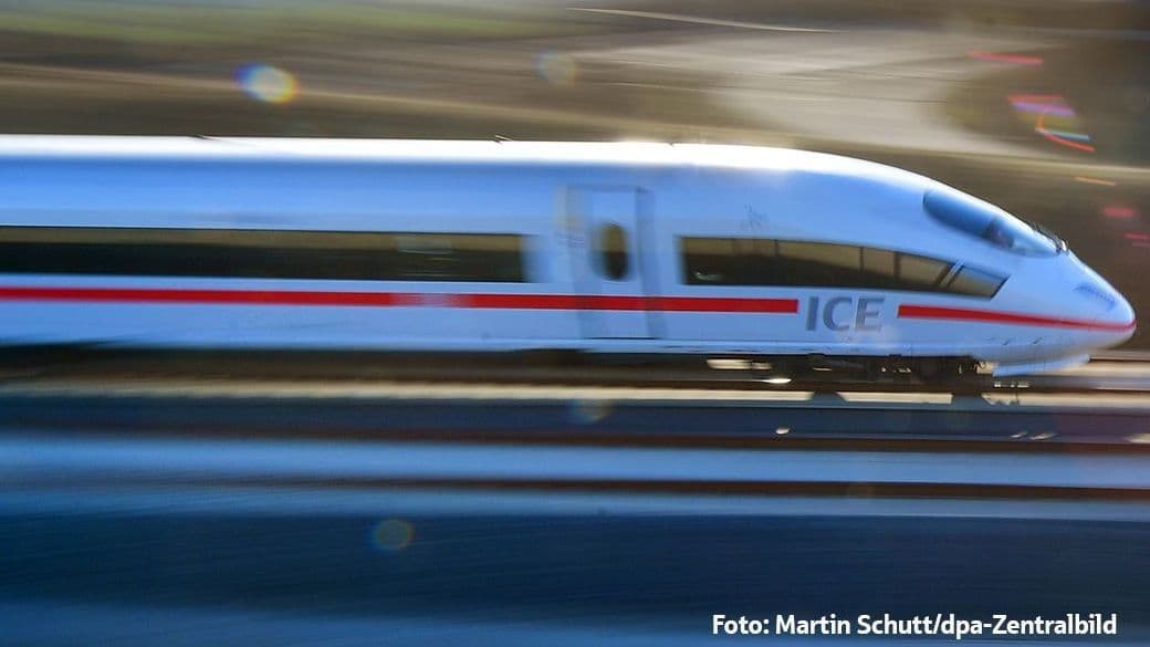 Ein ICE fährt auf freier Strecke.