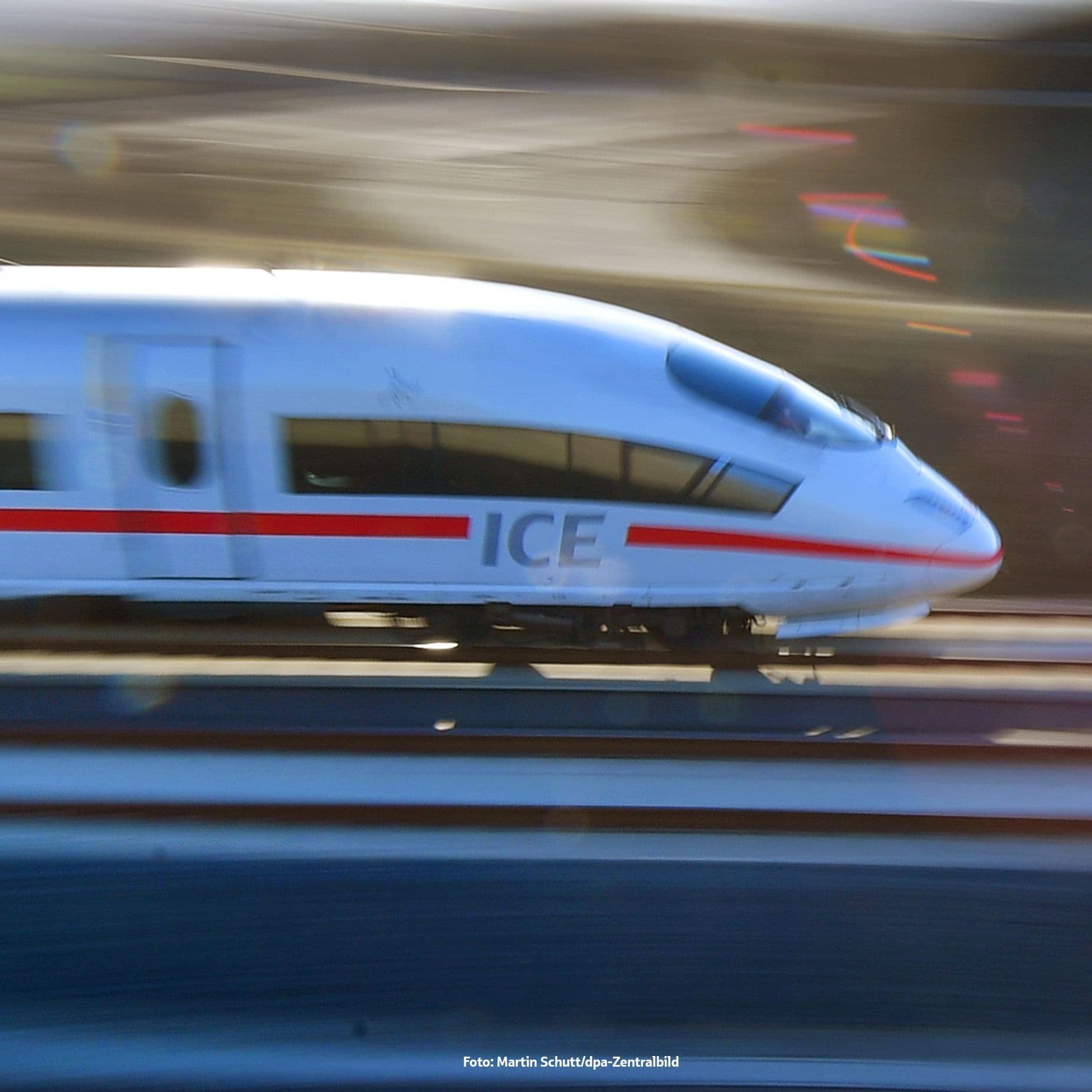 Ein ICE fährt auf freier Strecke.