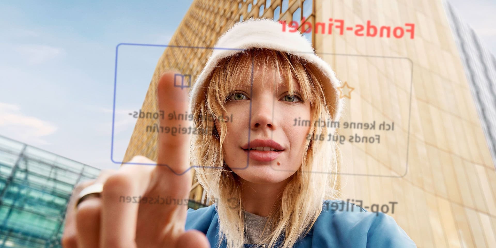 Eine junge Frau benutzt auf einem Touchscreen den Fonds-Finder der Sparkassen.