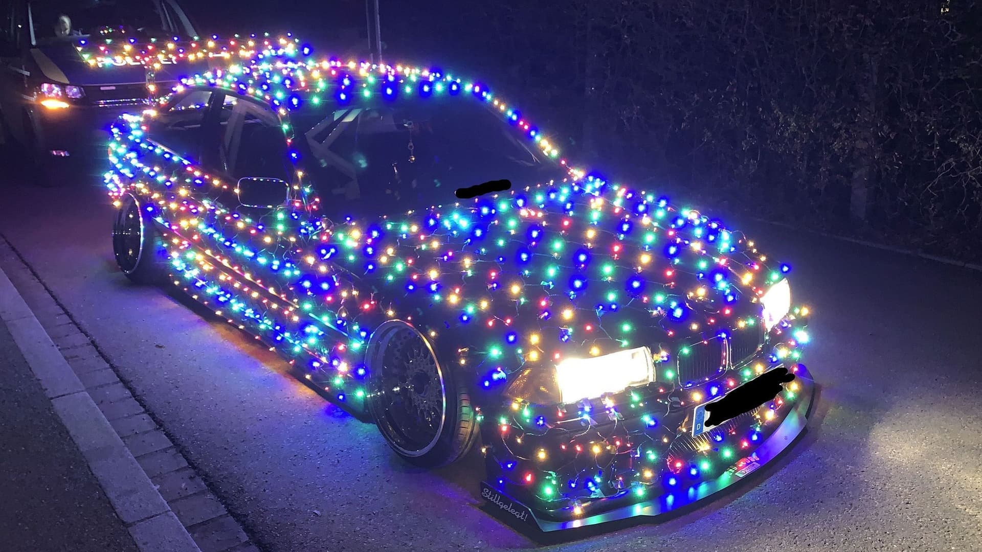 Getuntes Auto mit einer bunten Lichterkette dekoriert.