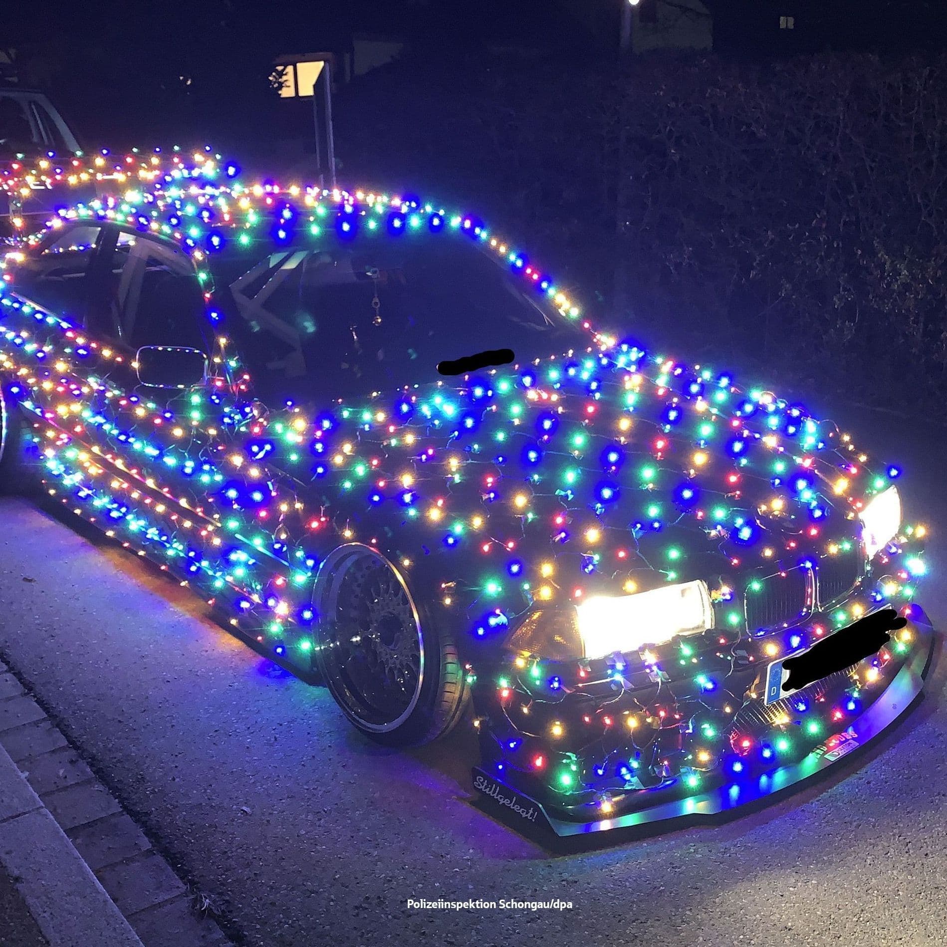 Getuntes Auto mit einer bunten Lichterkette dekoriert.