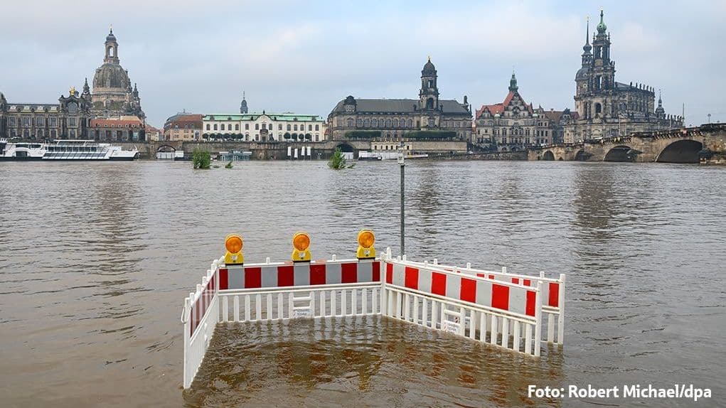 Hochwasser in Sachsen. Blick auf Dresden mit ueberfluteter Elbwiese.