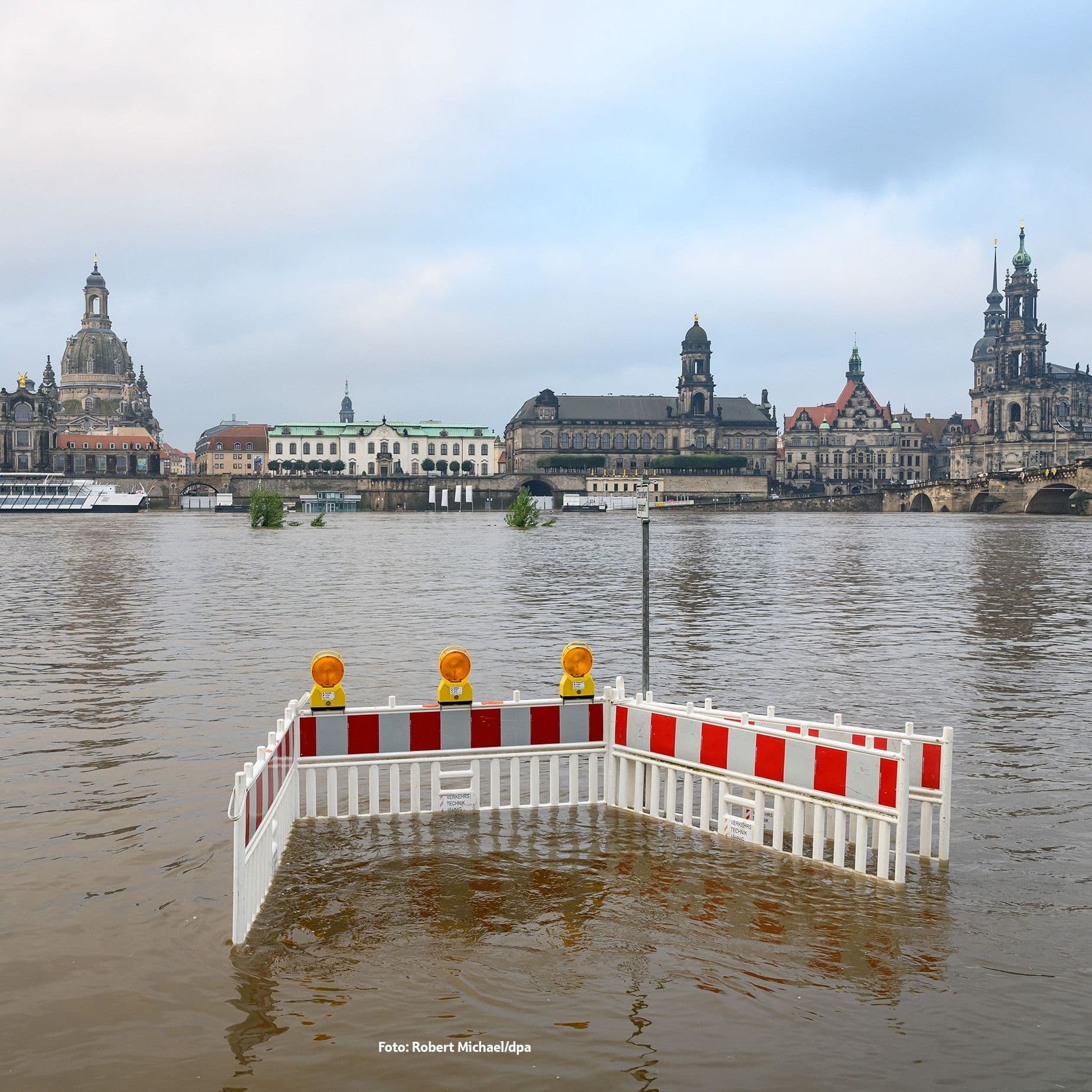 Hochwasser in Sachsen. Blick auf Dresden mit ueberfluteter Elbwiese.