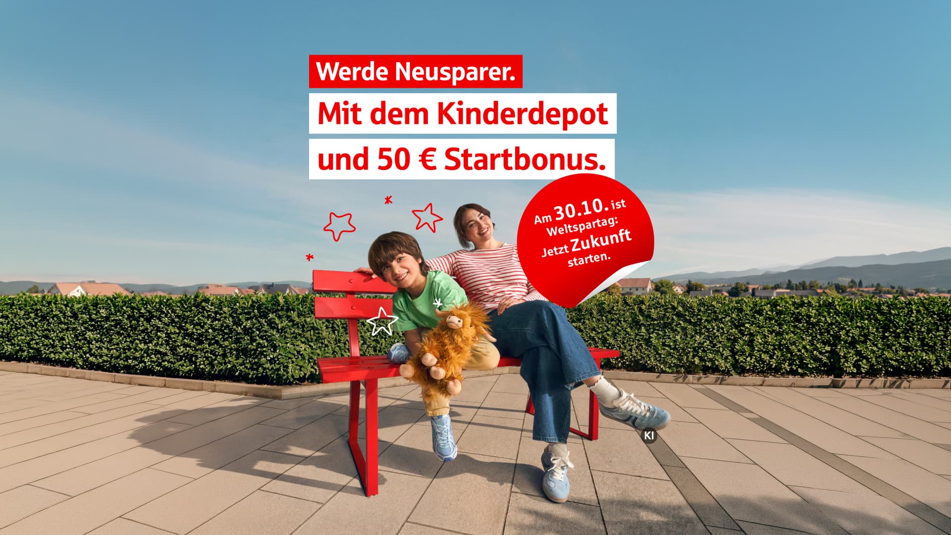 Junge und Frau auf einer roten Bank, dazu der Text „Werde Neusparer. Mit dem Kinderdepot und 50 € Startbonus. Am 30.10. ist Weltspartag: Jetzt Zukunft starten.“ Mit KI bearbeitet.