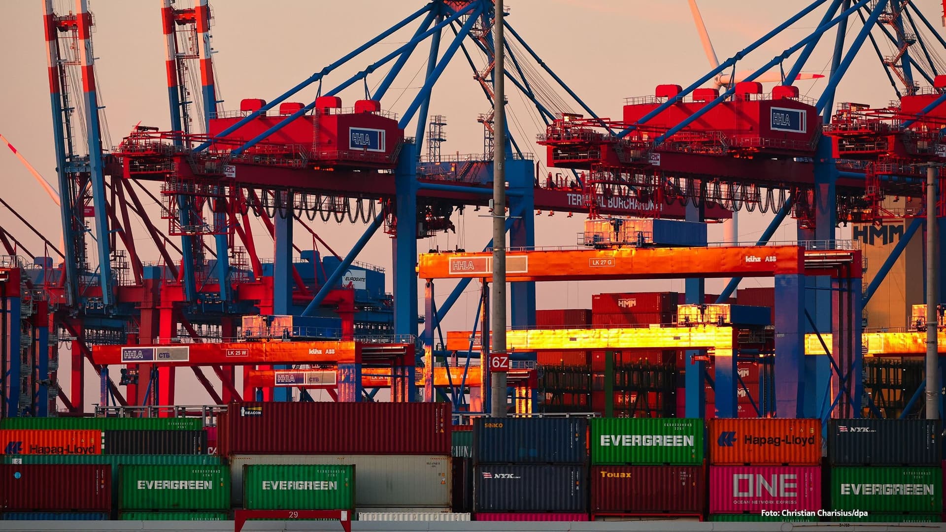 Hamburger Hafen im Abendlicht