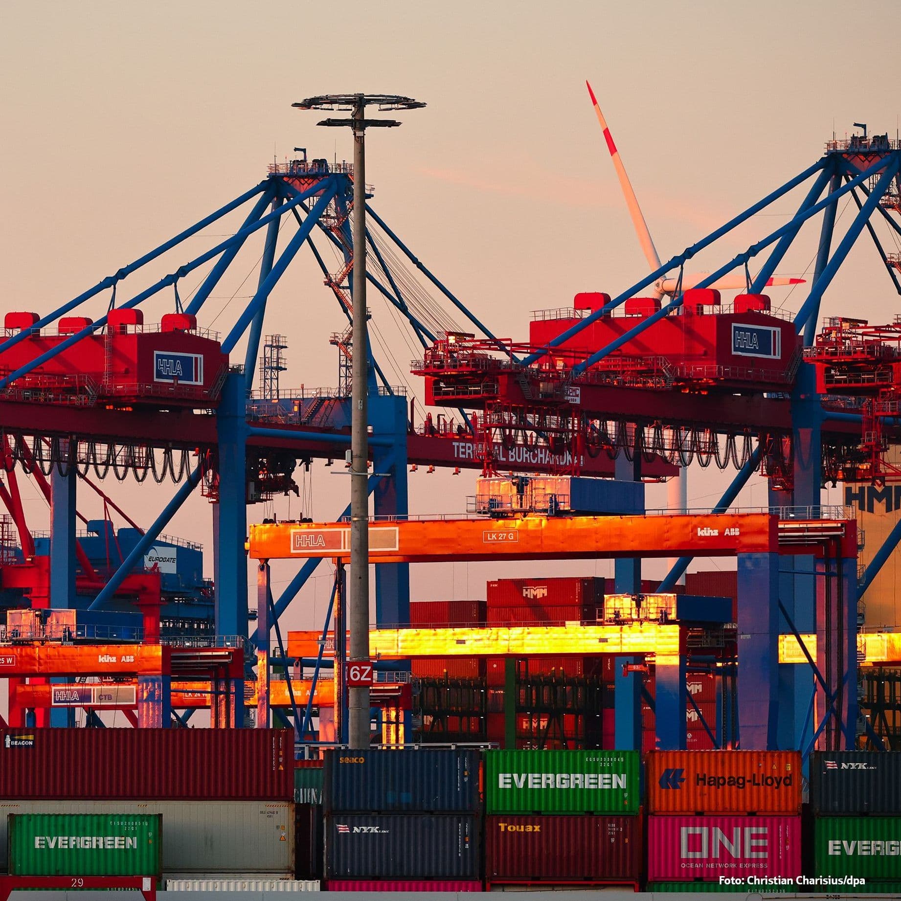 Hamburger Hafen im Abendlicht