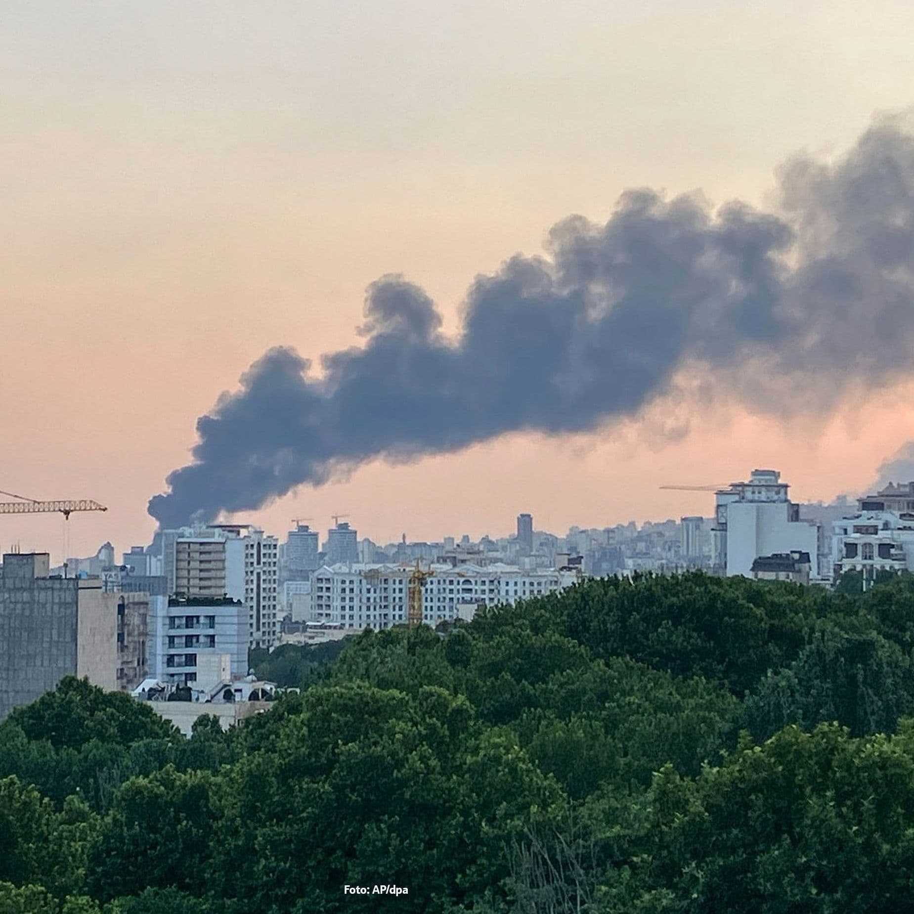 Foto einer Rauchsäule, aufgenommen in Teheran