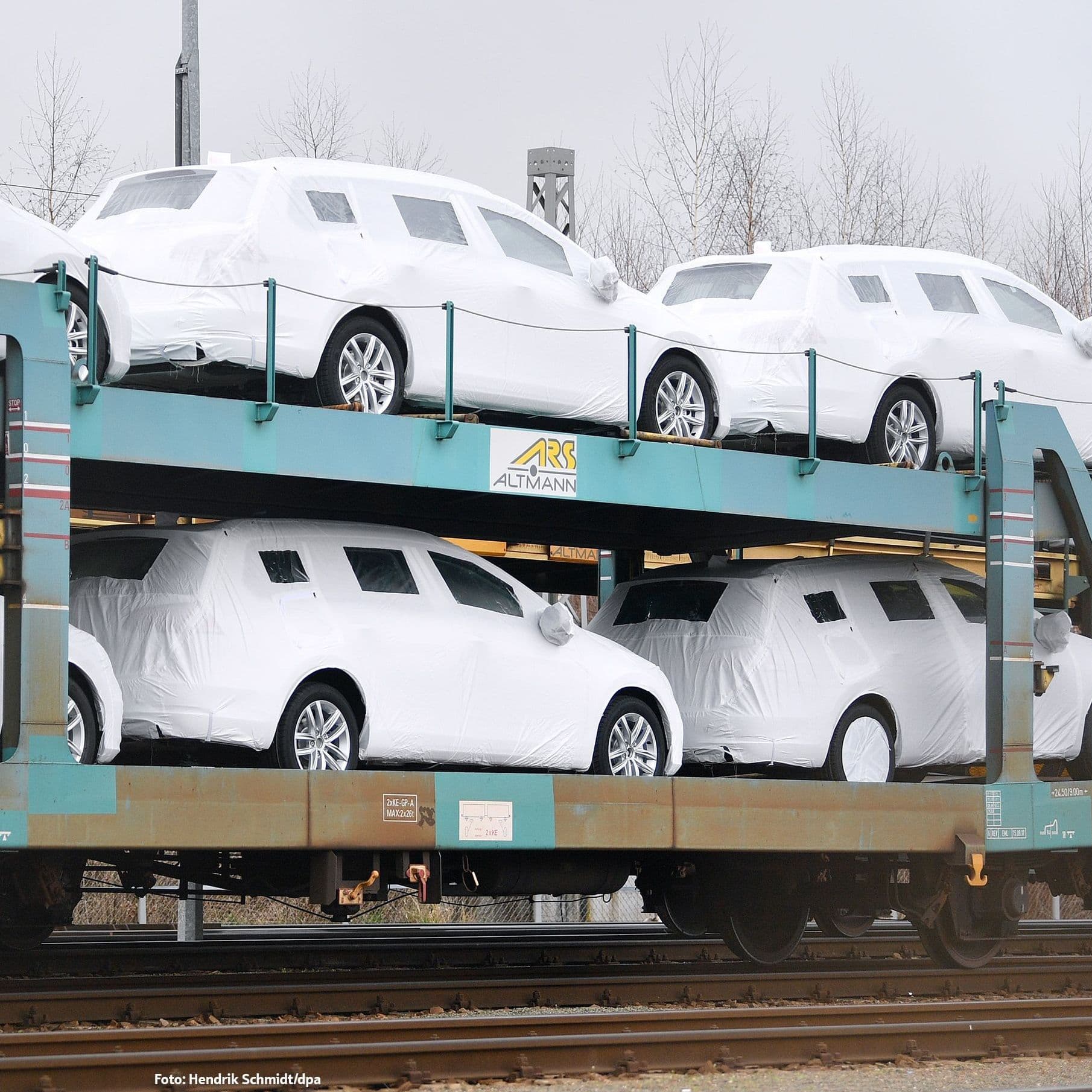 Neuwagen auf einem Wagon