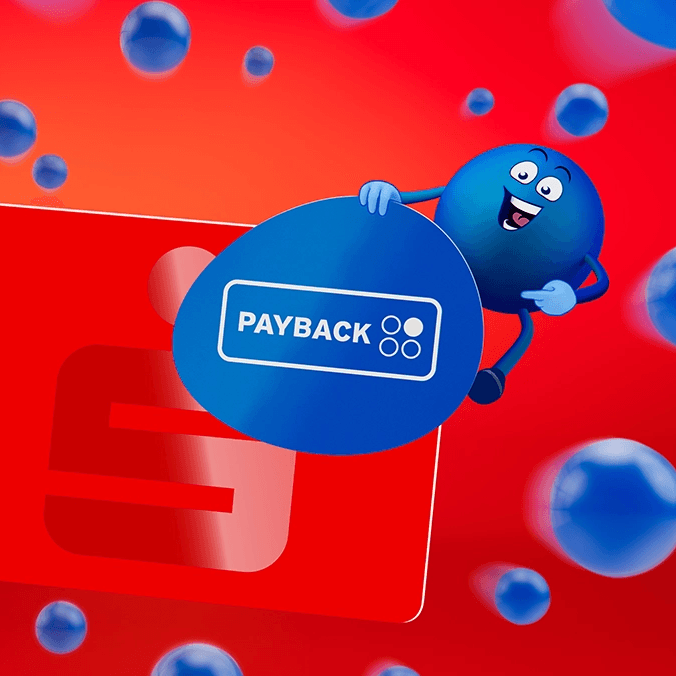 Blaue Payback-Figur mit Sprechblase lehnt an Sparkassen-Karte vor rotem Hintergrund.  