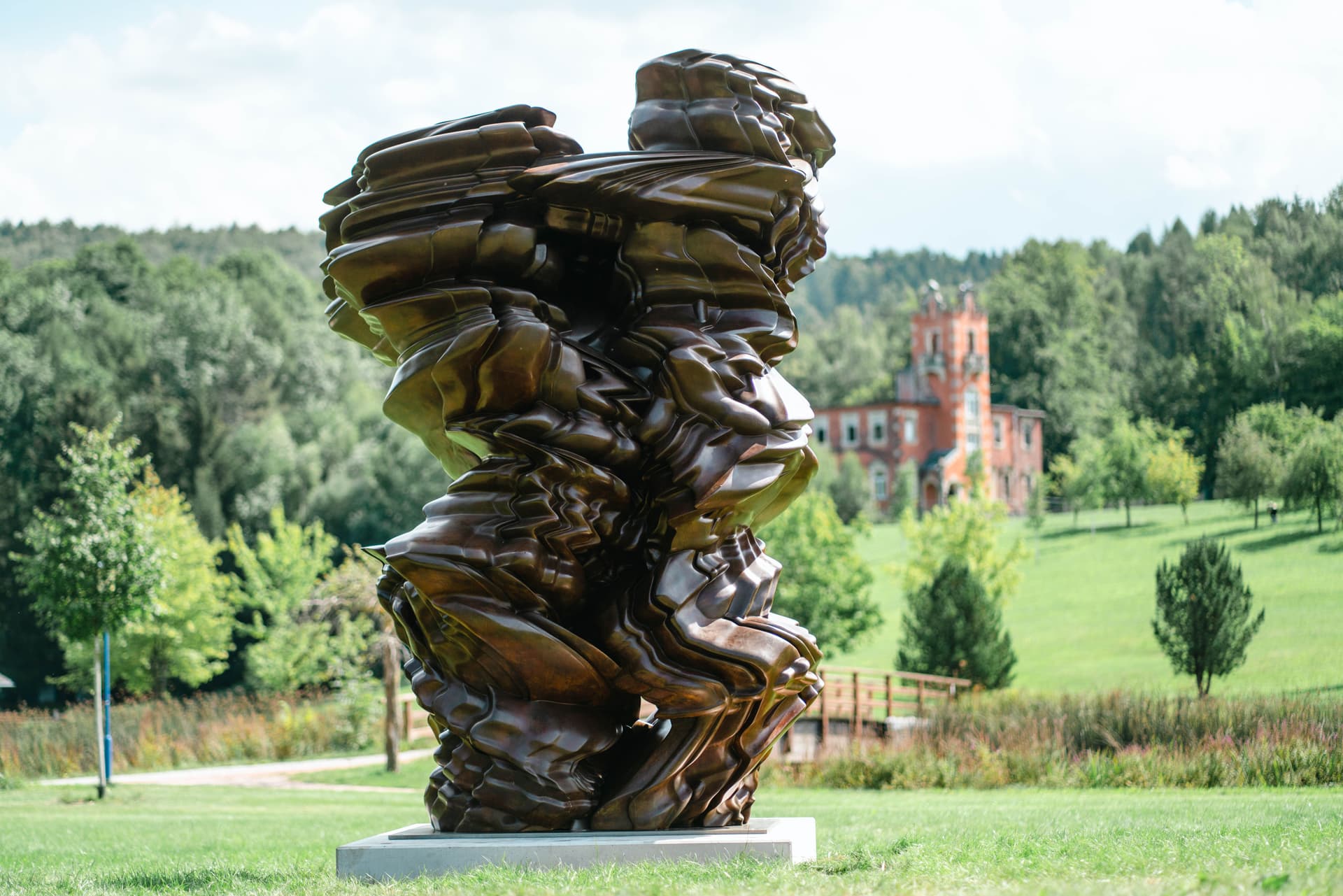 Abstrakte Skulptur in grüner Landschaft