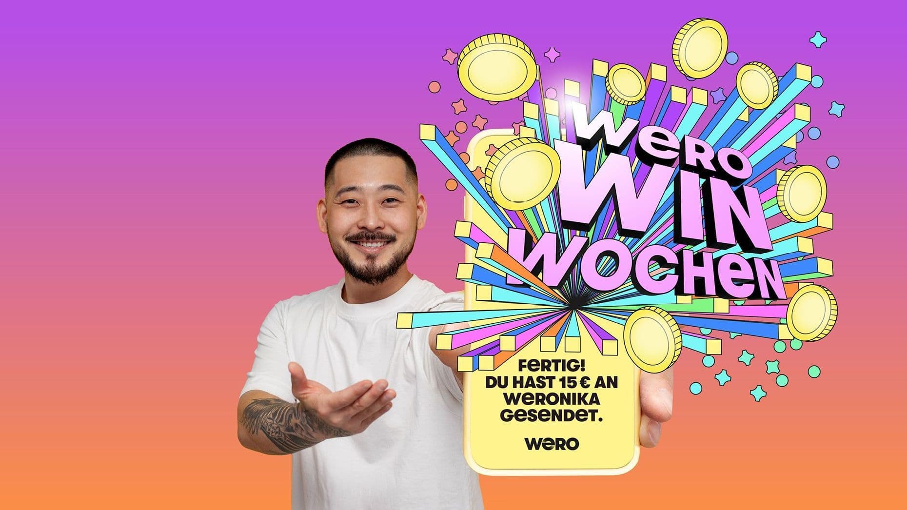 Ein lächelnder Mann zeigt ein Smartphone mit einer Überweisungsbestätigung. Daneben bunte Grafiken mit 'Wero Win Wochen' und Münzen. Hintergrund mit orange-violettem Farbverlauf.
