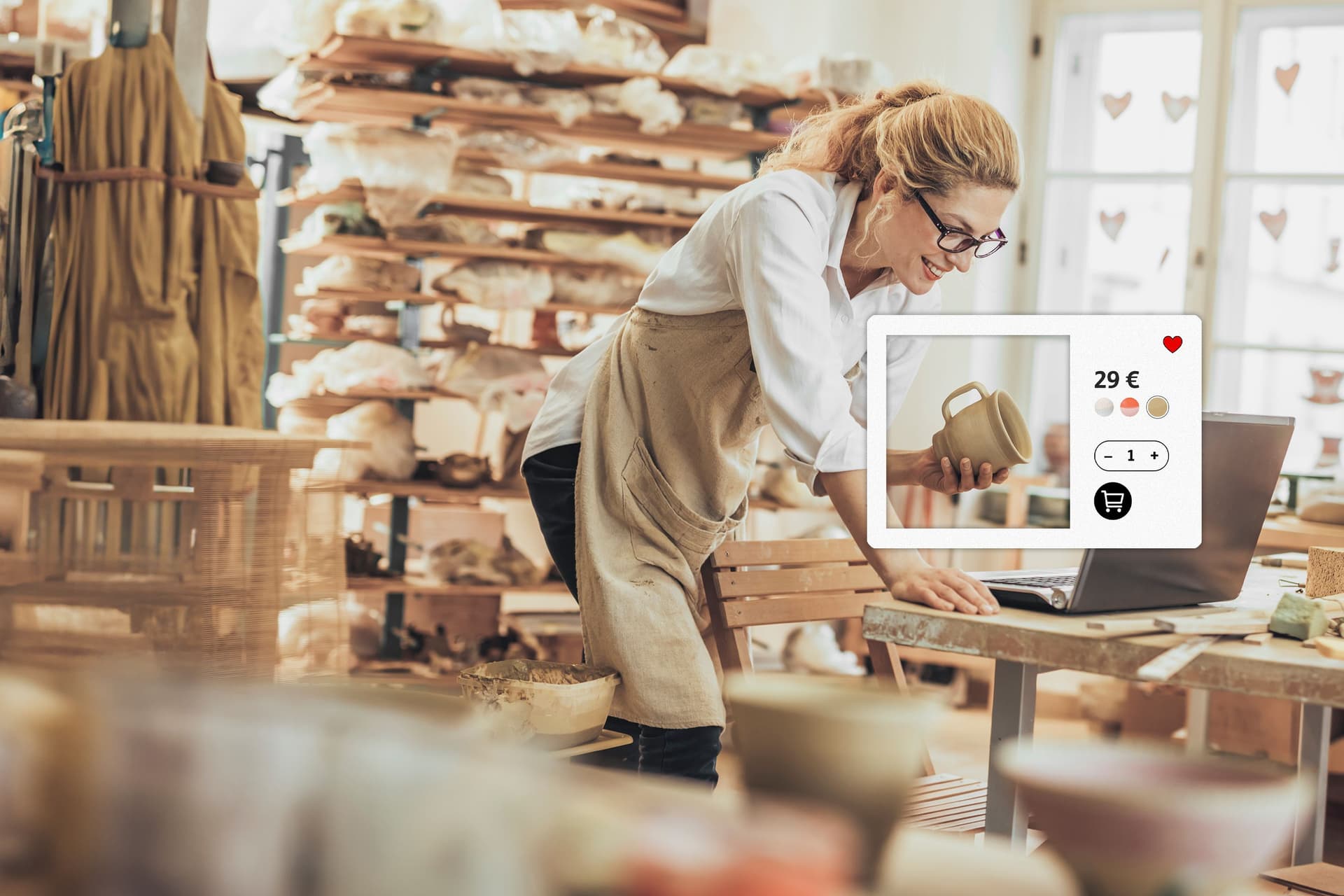 Eine Frau steht in einer Töpferei. Sie hält eine Tasse in der Hand. Darüber liegt ein Fokusfenster, mit Preis und Produktbeschreibung.