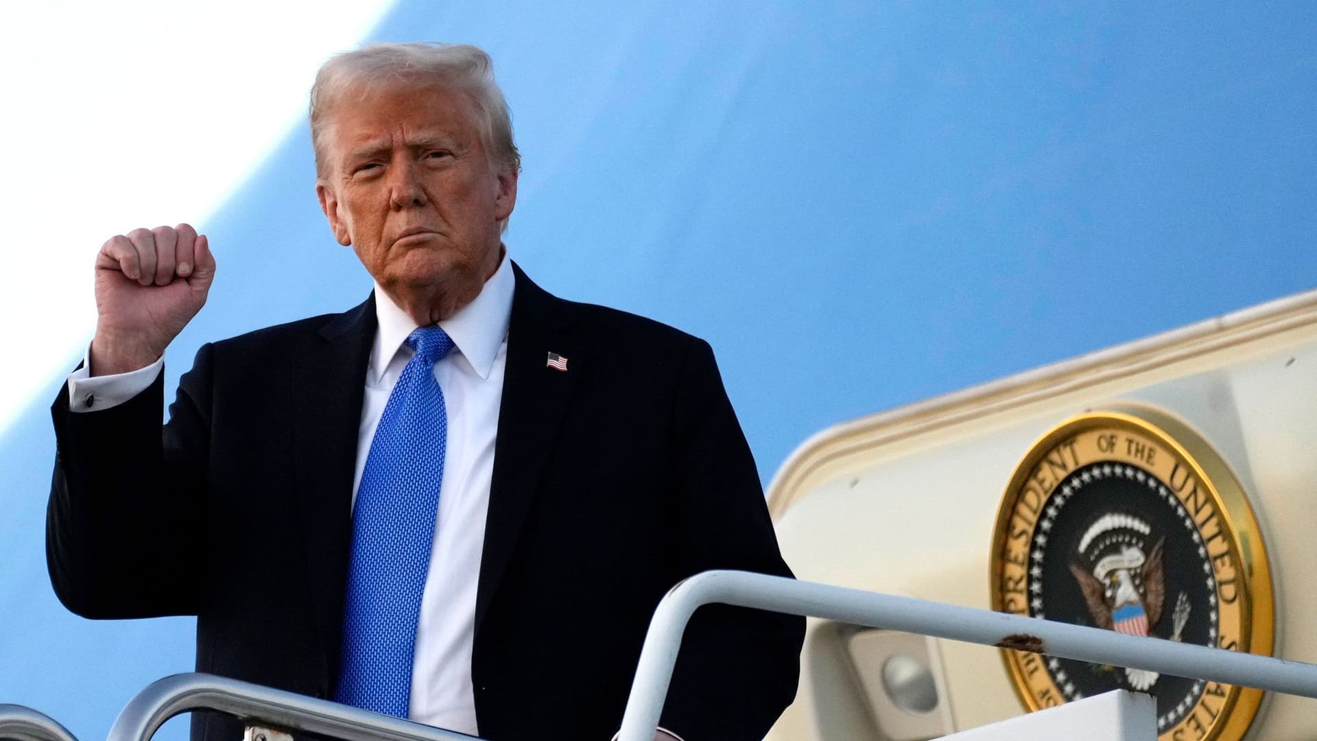 US-Präsident Donals Trump mit erhobener Faust vor seinem Privatjet.