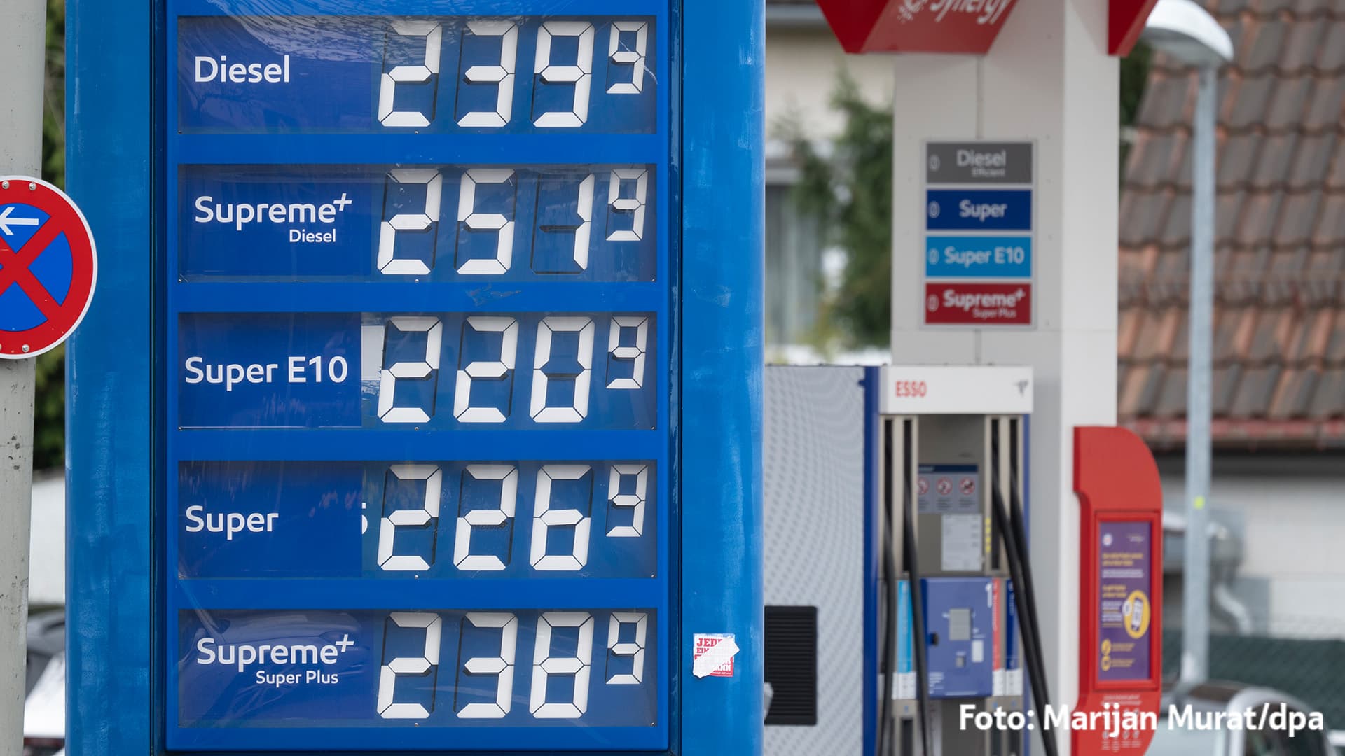 Preisanzeige einer Esso-Tankstelle: Diesel 2,39 €, Supreme+ Diesel 2,51 €, Super E10 2,20 €, Super 2,26 €, Supreme+ Super Plus 2,38 € pro Liter. Im Hintergrund die Zapfsäulen der Tankstelle.