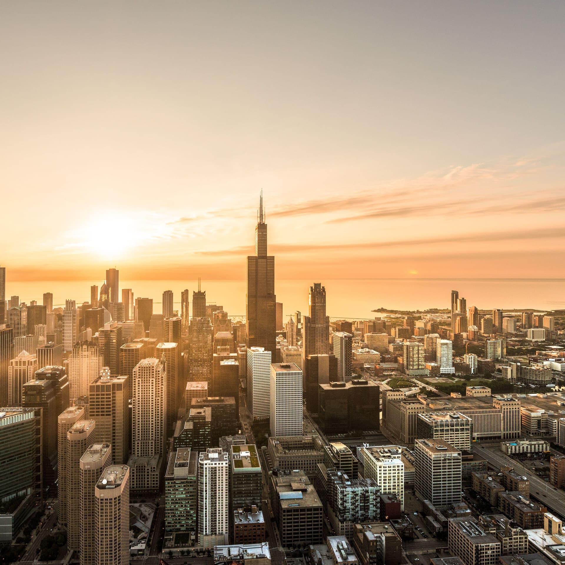 Luftaufnahme der Skyline von Chicago bei Sonnenaufgang.