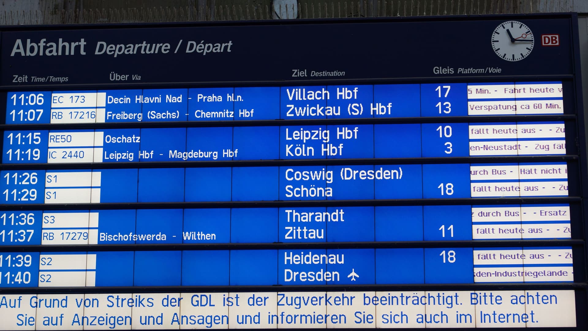 Eine Anzeigetafel auf einem Bahnhof, mit dem inweis auf einen Bahnstreik der GDL und Zugausfällen.