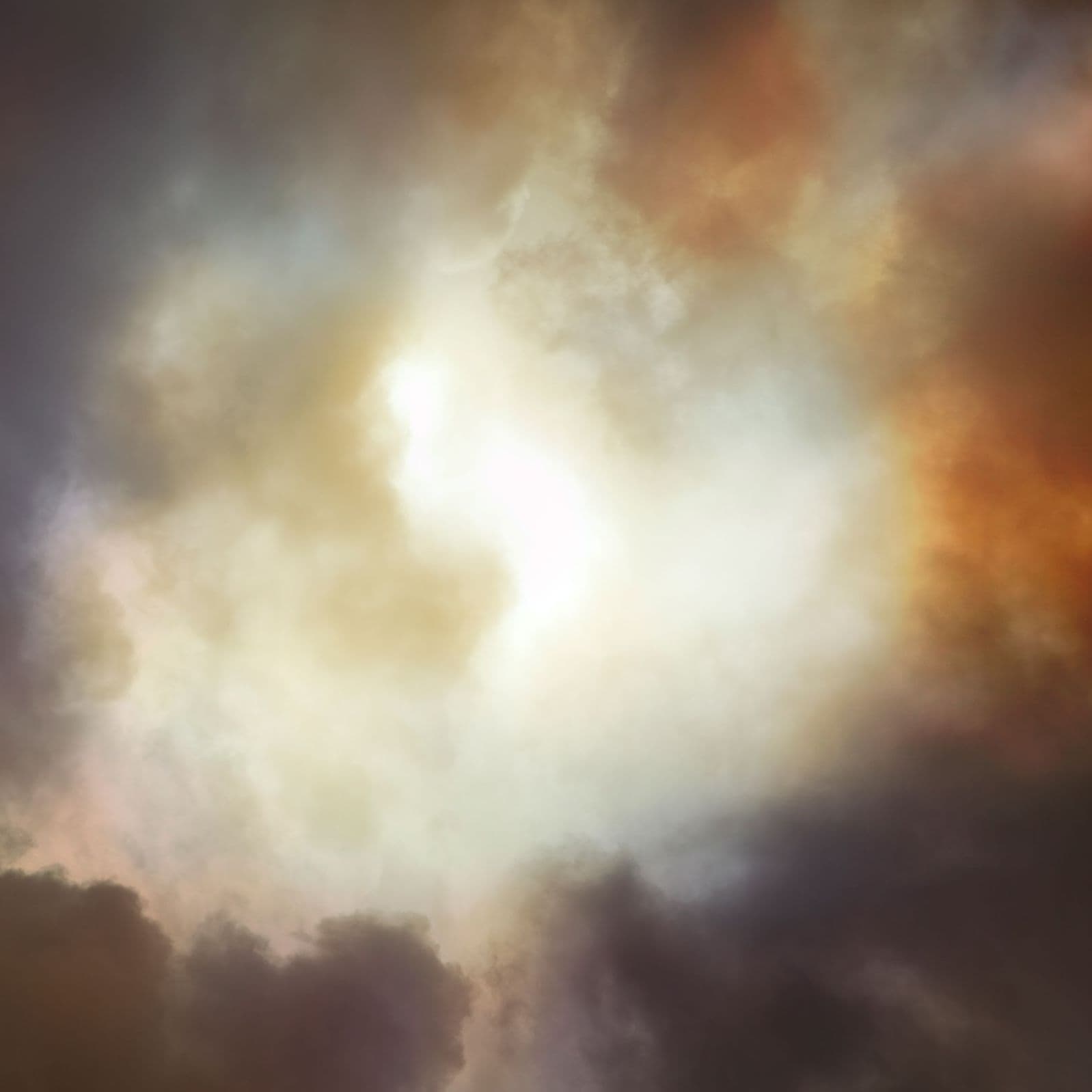 Das Bild zeigt eine dramatische Wolkenformation in verschiedenen Farben, von hellen Gelb- und Weißtönen bis hin zu dunklem Grau und Schwarz. Im Zentrum bricht ein intensives Licht durch die Wolkendecke, was eine bedrohliche Stimmung erzeugt.