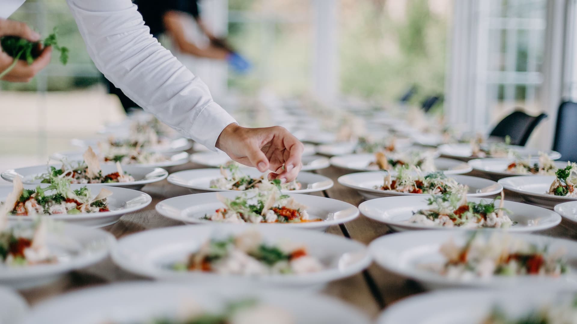 Nahaufnahme des Hochzeitsbuffets, das gerade angerichtet wird