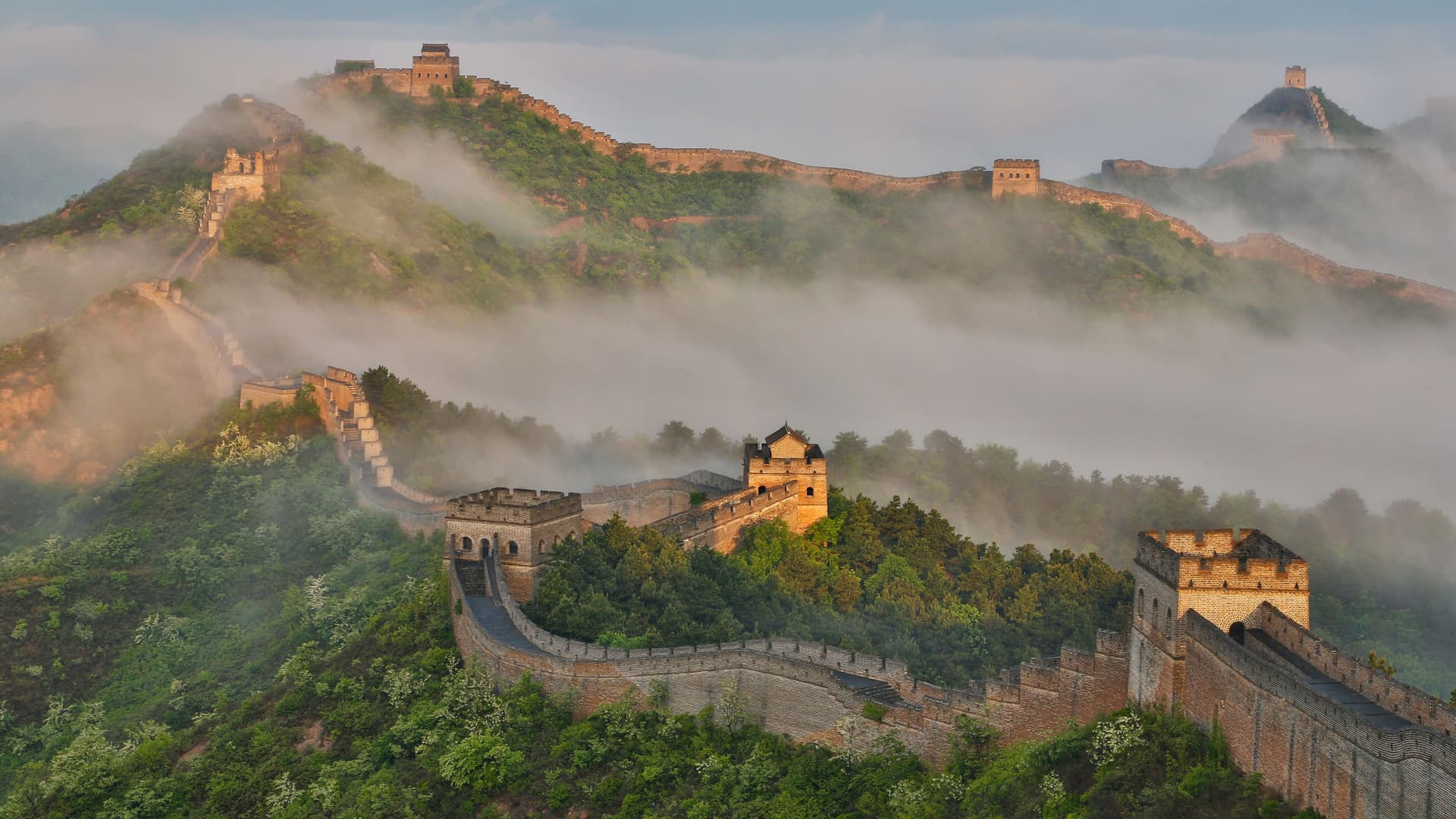 Chinesische Mauer von oben in morgendlicher Lichstimmung mit Nebel.