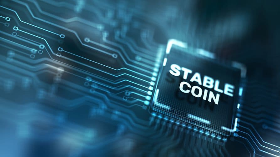 Das Bild zeigt eine Nahaufnahme einer digitalen Leiterplatte mit einem zentralen Chip, auf dem der Schriftzug „STABLE COIN“ leuchtet, was die Verbindung von Technologie und Kryptowährung symbolisiert.