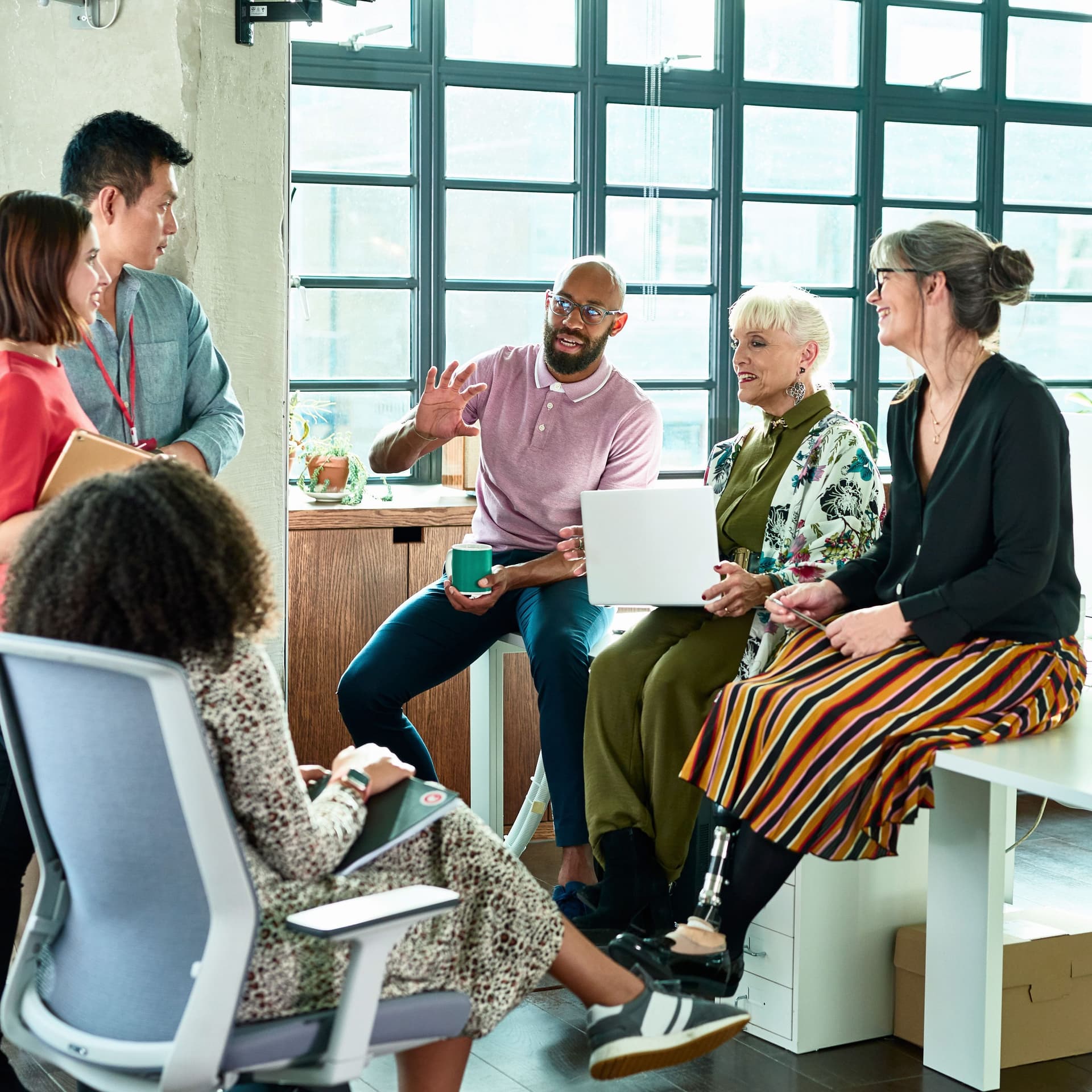 Diverses Team bei einem Meeting im Büro