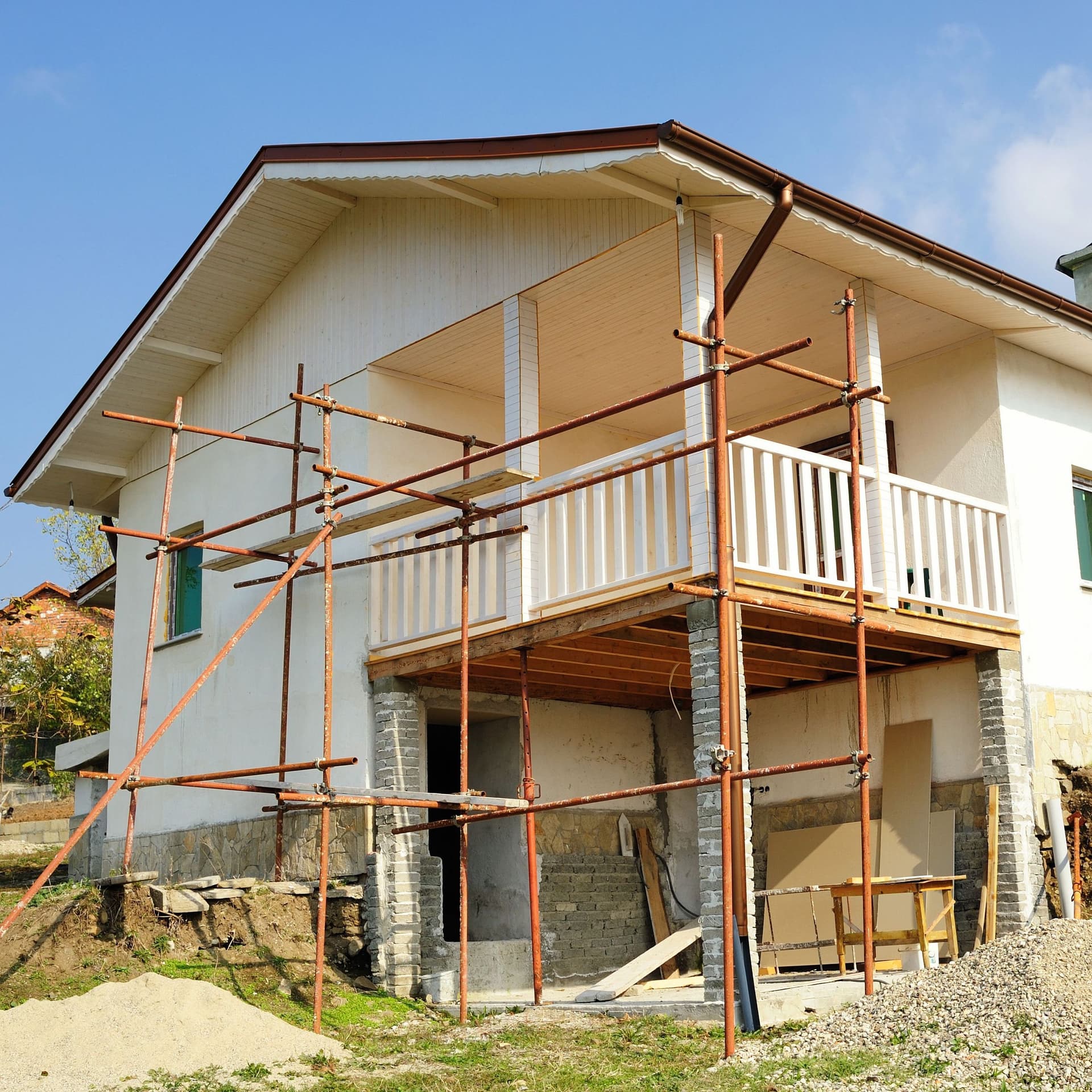 Eingerüstetes altes Haus bei der Sanierung.