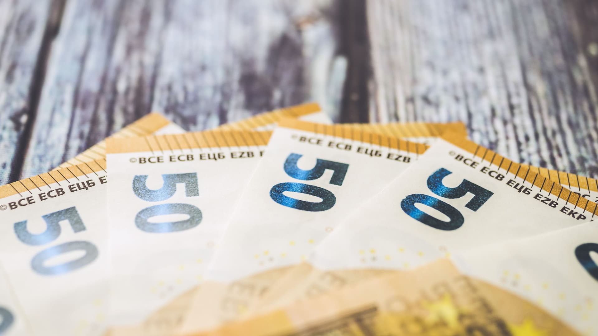 Mehrere 50-Euro-Scheine liegen auf einem Tisch
