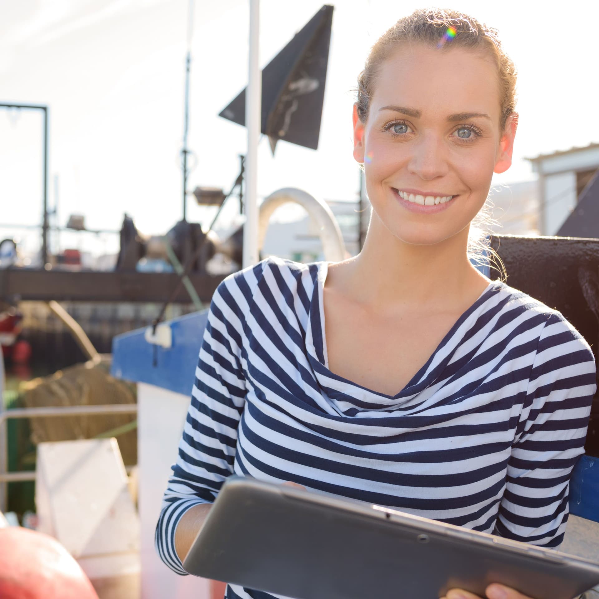 Junge Frau auf Boot mit Tablet