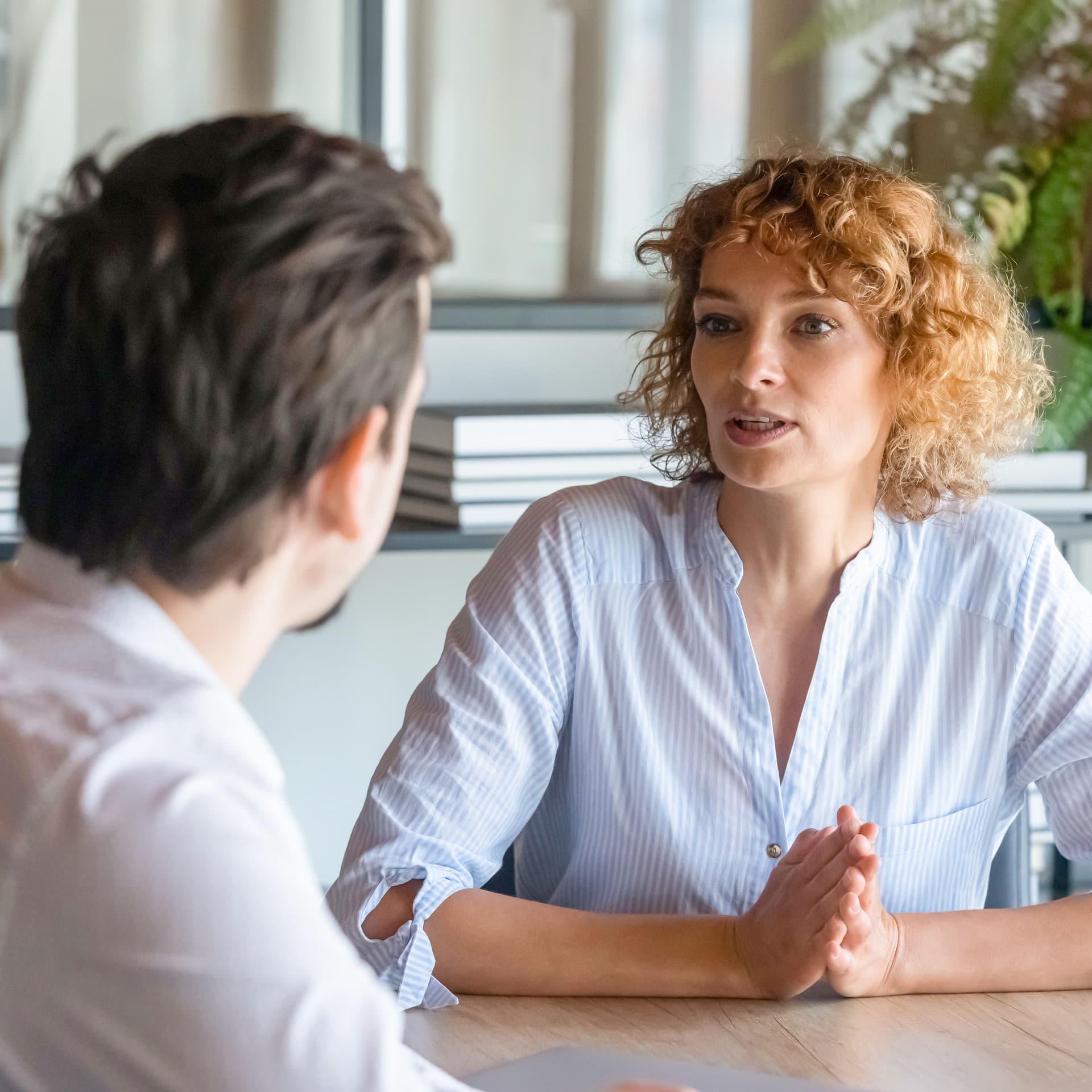 frau-im-gespraech-am-buerotisch-1395769878-4457