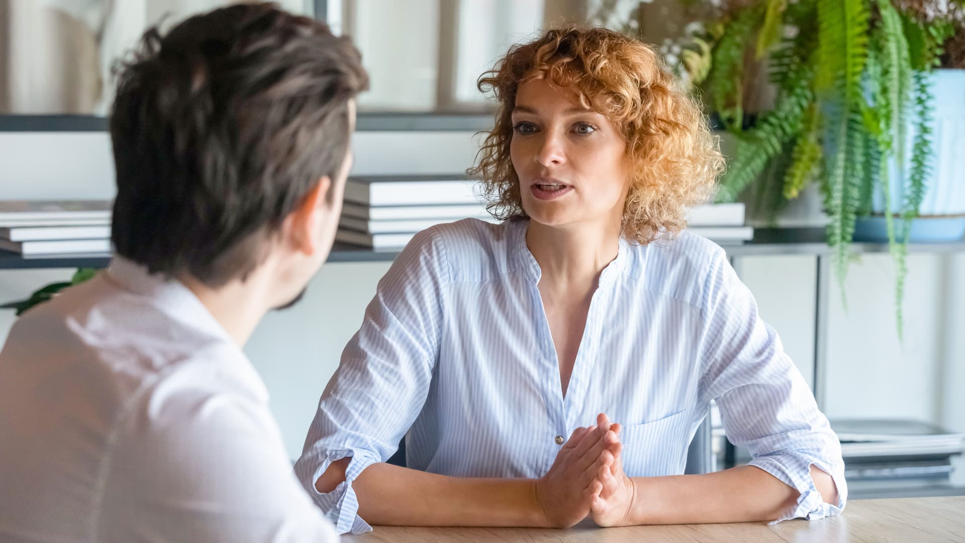 frau-im-gespraech-am-buerotisch-1395769878-4457