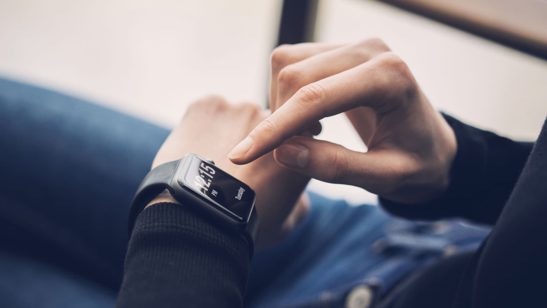 Nahaufnahme eines Handgelenks mit Smartwatch.