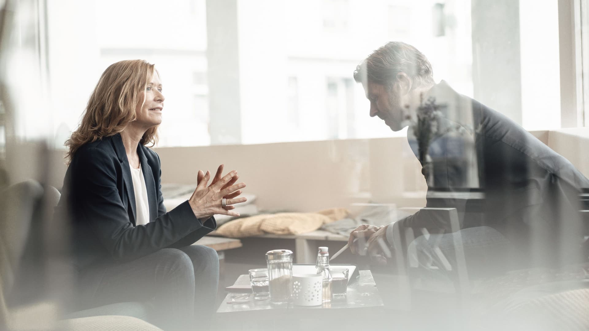 Geschäftsleute diskutieren im Café