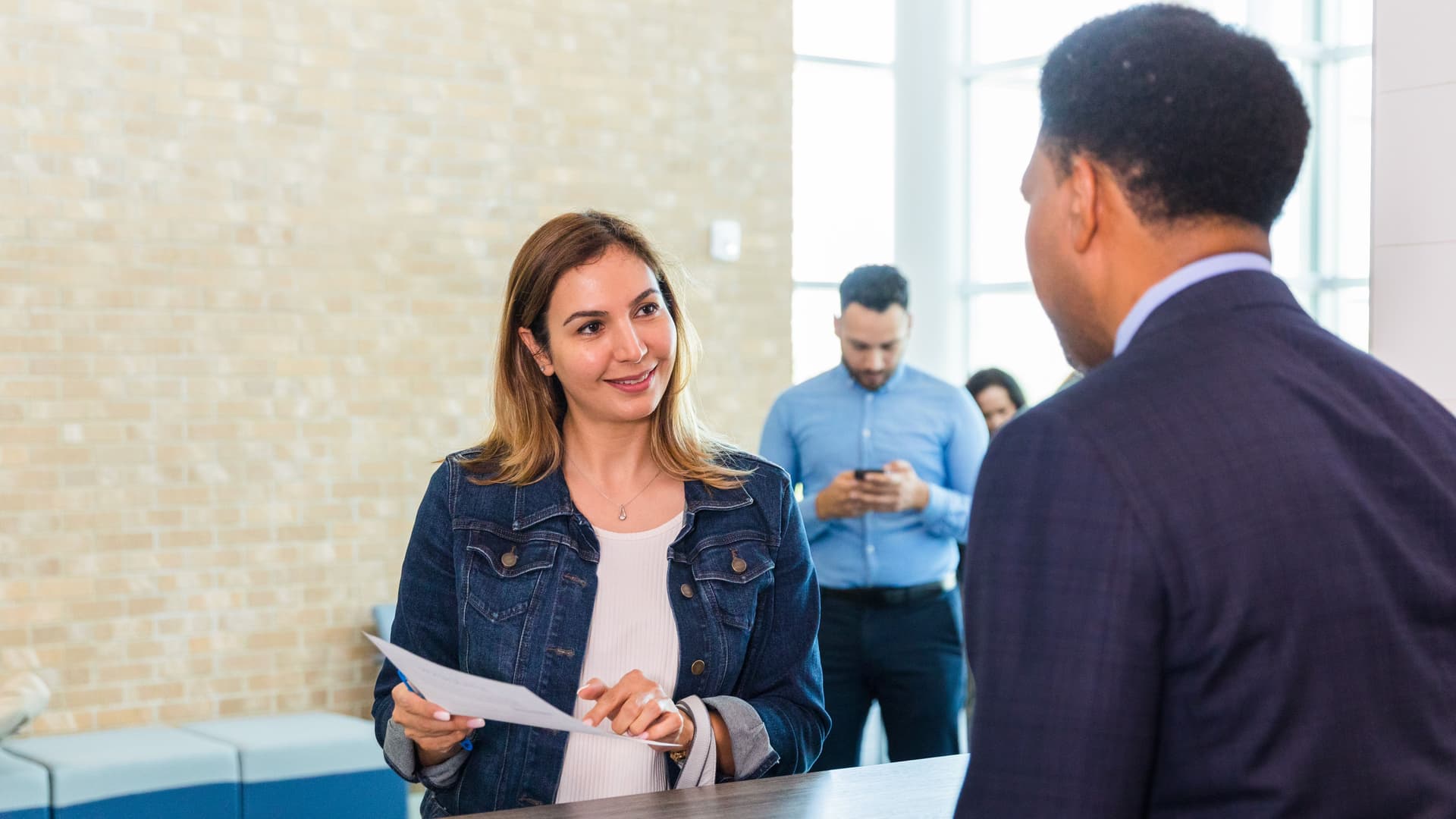 frau-mit-papieren-an-schalter-1569975875-4497