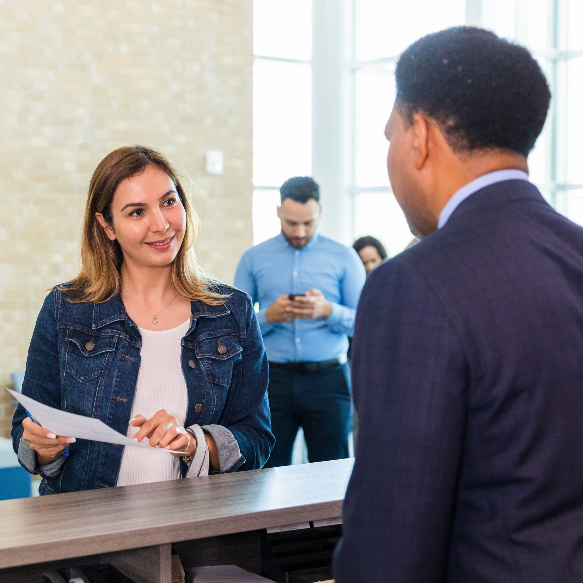 frau-mit-papieren-an-schalter-1569975875-4497