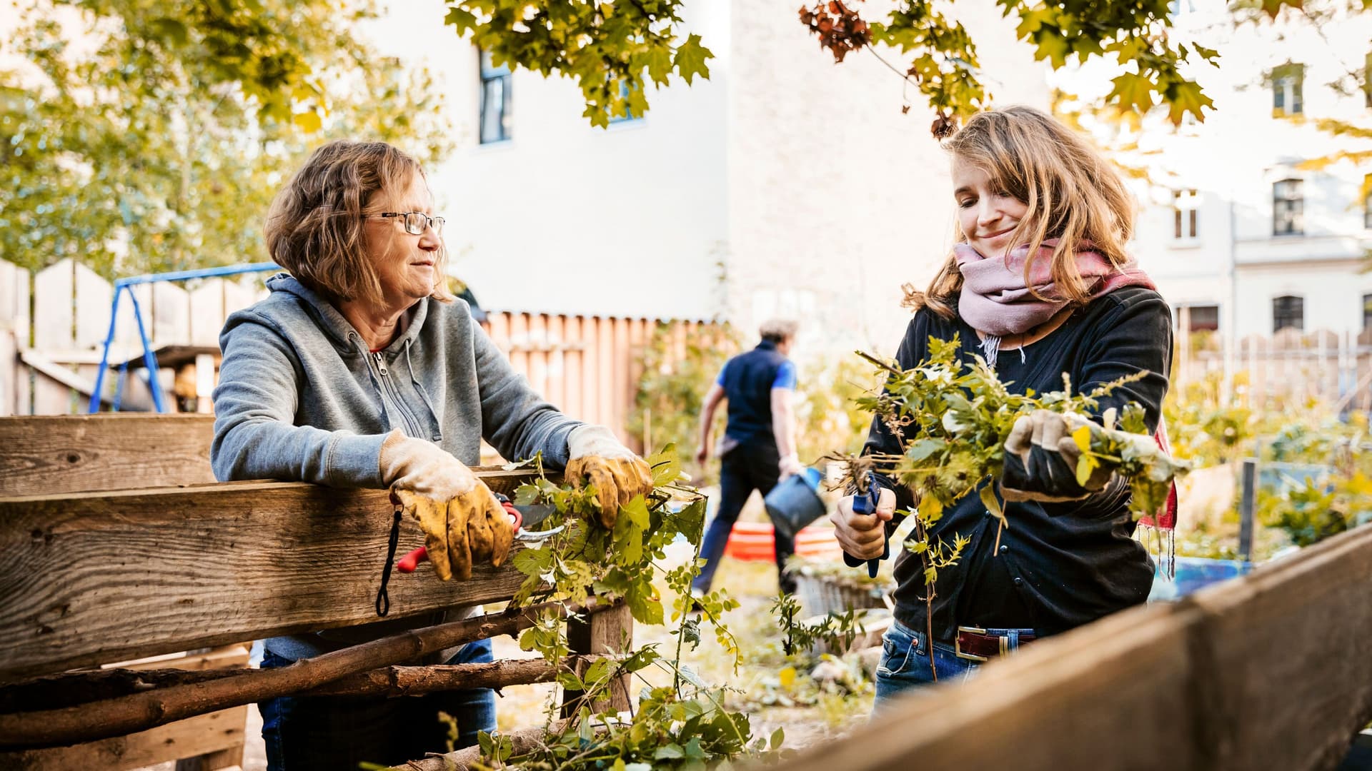 Zwei Frauen arbeiten gemeinsam in einem Gemeinschaftsgarten