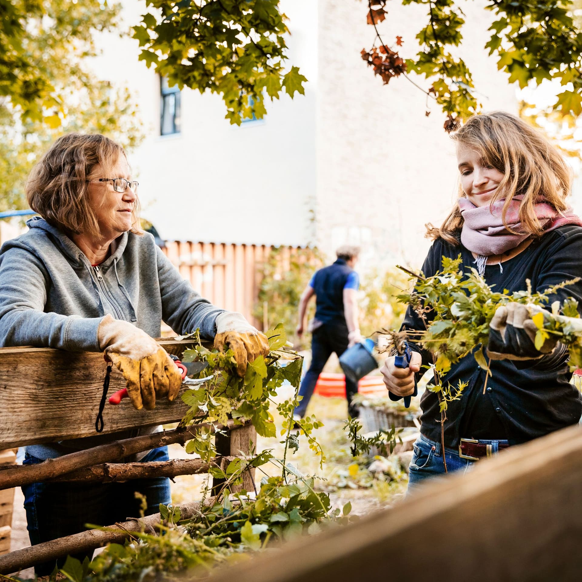 Zwei Frauen arbeiten gemeinsam in einem Gemeinschaftsgarten