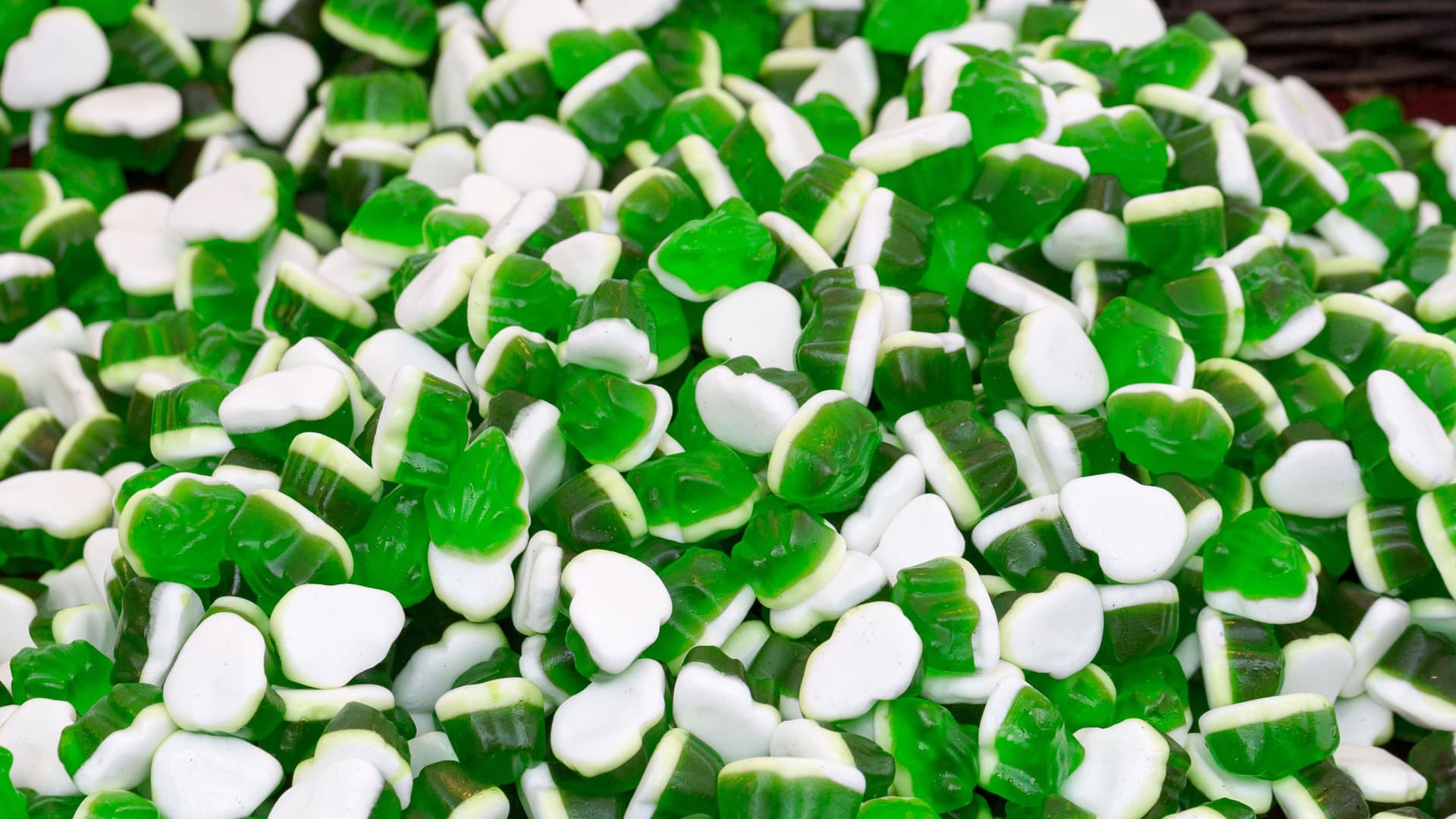 Grüne Fruchtgummi Frösche mit weißem Schaumzucker