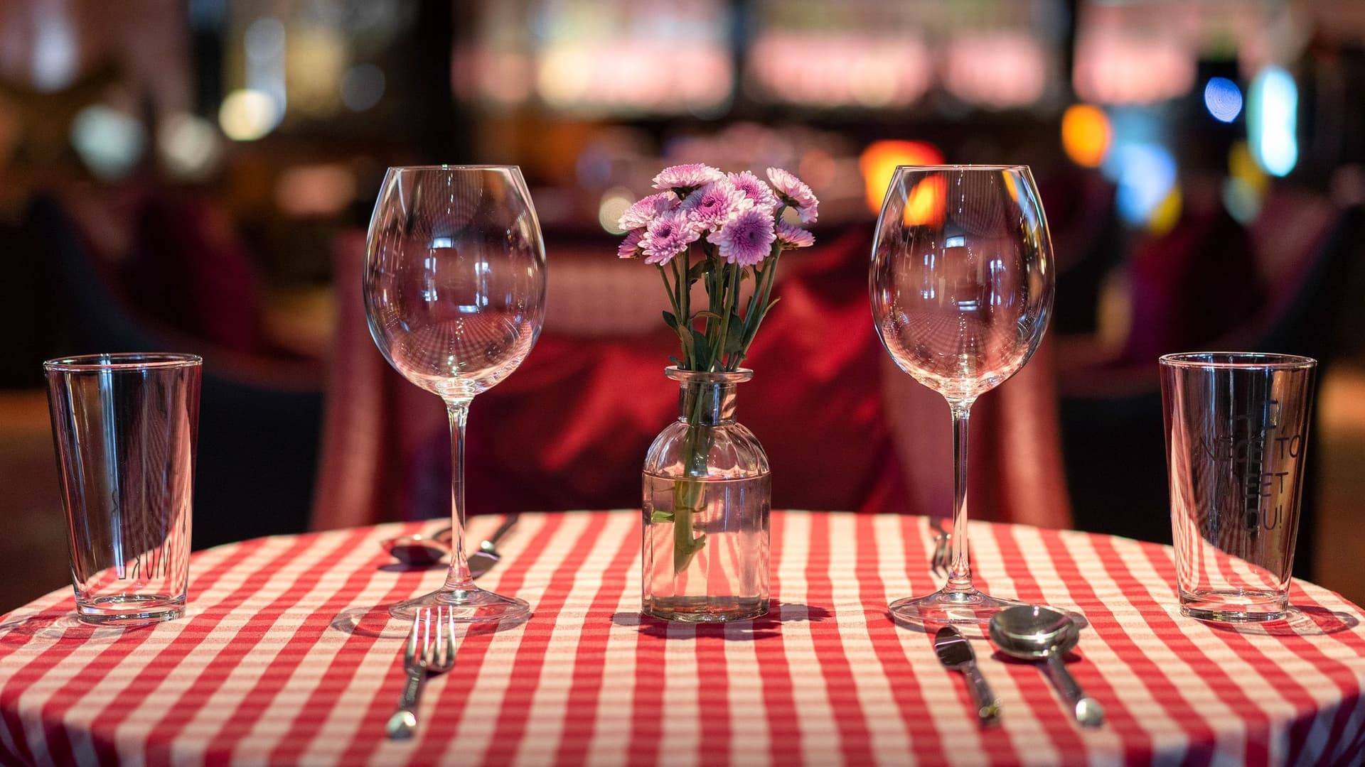 Ein gedeckter Tisch in einem Restaurant.