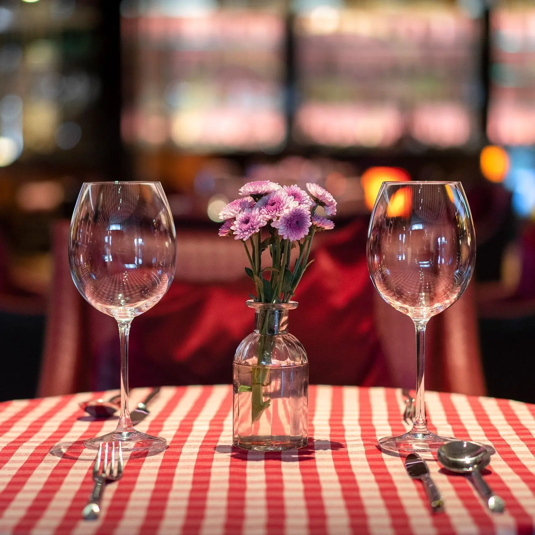 Ein gedeckter Tisch in einem Restaurant.