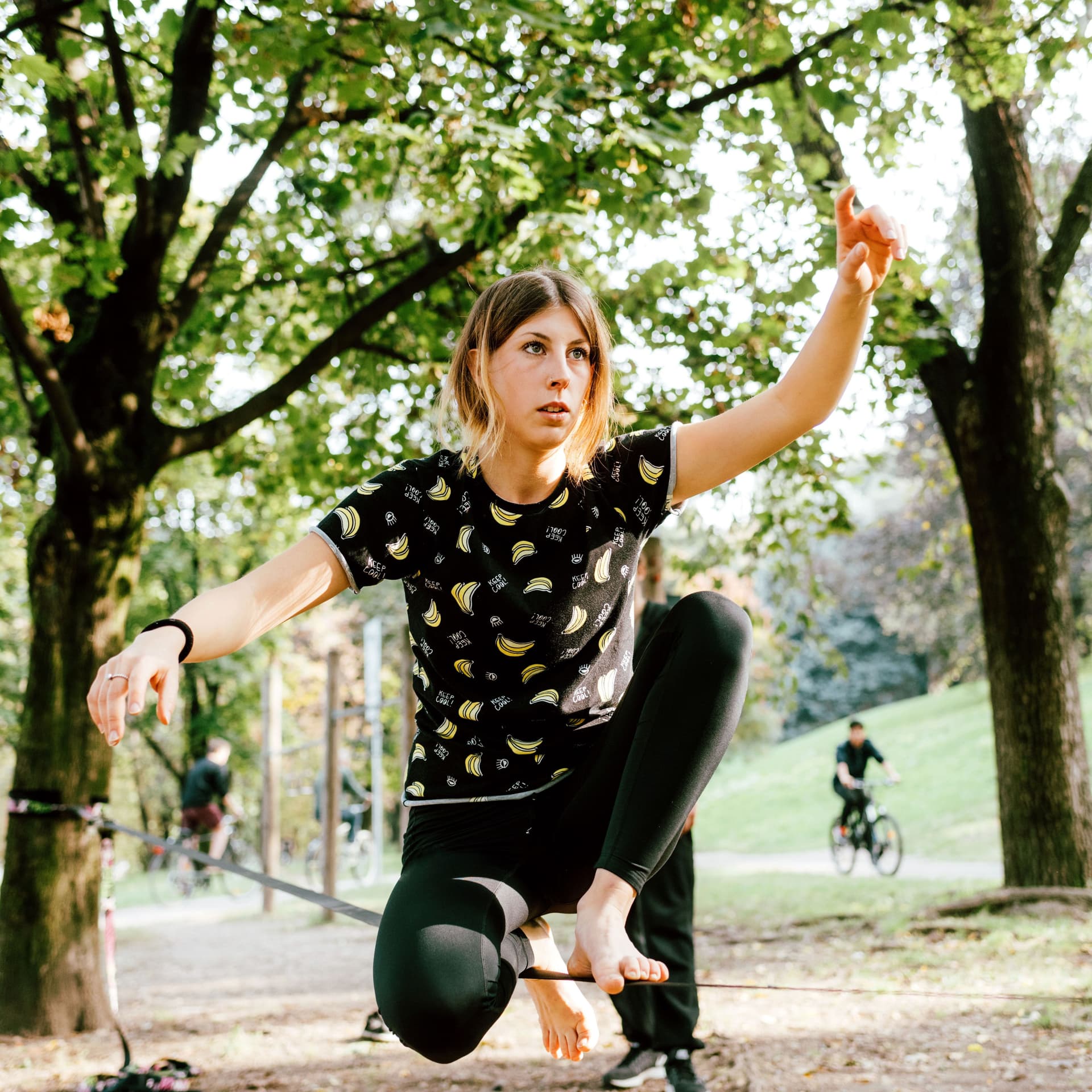 Geld anlegen in Krisenzeiten, Frau balanciert auf einer Slackline